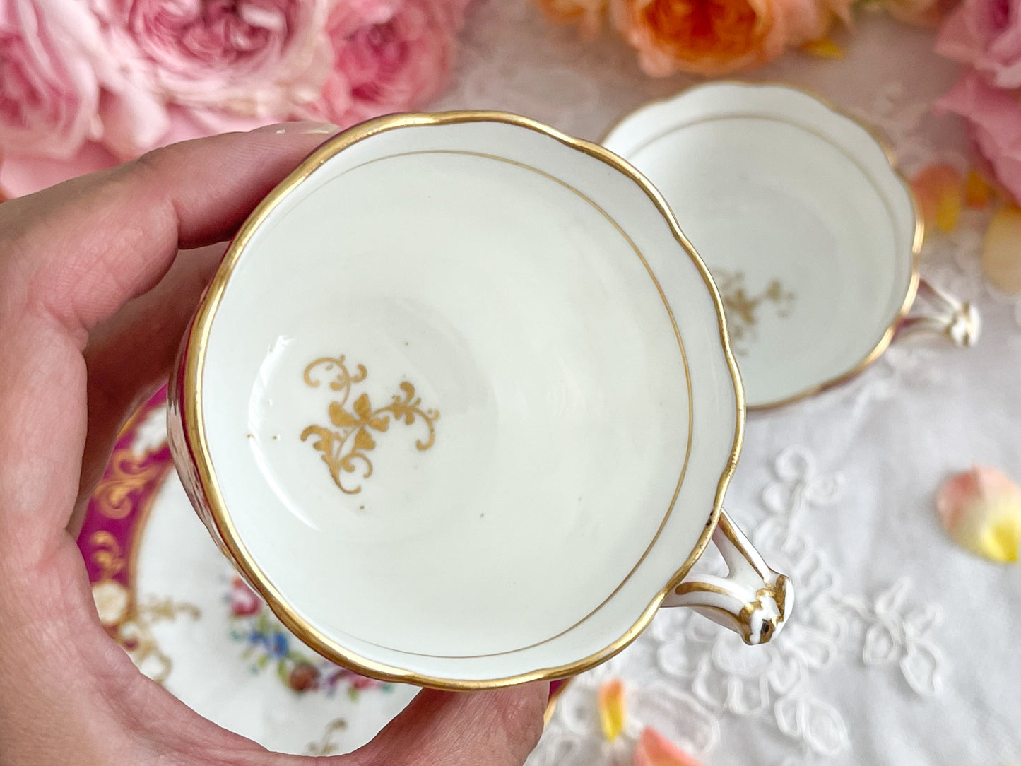 リッジウェイのFoliage Shapeのトゥルートリオ。マルーンカラーにハンドペイントの金彩花文が美しい。Rose Antiquesはコールポートをはじめ英国のアンティーク磁器ご紹介しています。