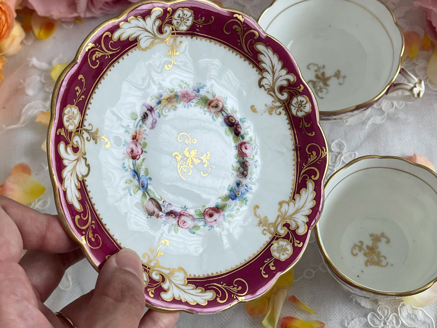リッジウェイのFoliage Shapeのトゥルートリオ。マルーンカラーにハンドペイントの金彩花文が美しい。Rose Antiquesはコールポートをはじめ英国のアンティーク磁器ご紹介しています。