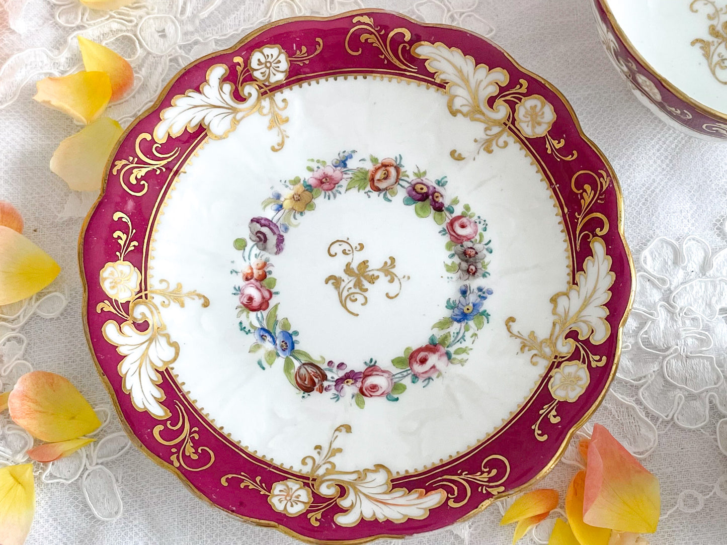 リッジウェイのFoliage Shapeのトゥルートリオ。マルーンカラーにハンドペイントの金彩花文が美しい。Rose Antiquesはコールポートをはじめ英国のアンティーク磁器ご紹介しています。