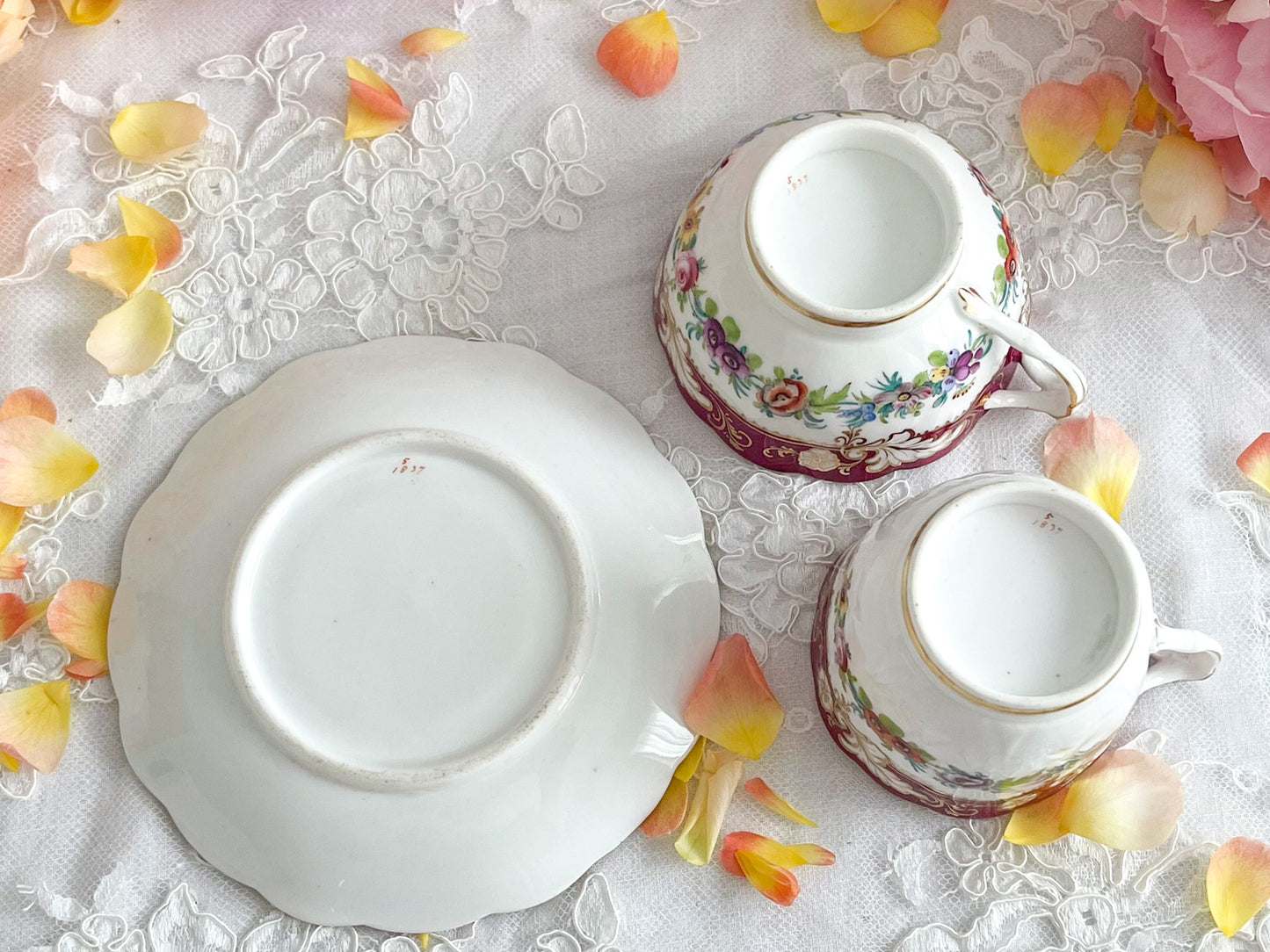 リッジウェイのFoliage Shapeのトゥルートリオ。マルーンカラーにハンドペイントの金彩花文が美しい。Rose Antiquesはコールポートをはじめ英国のアンティーク磁器ご紹介しています。