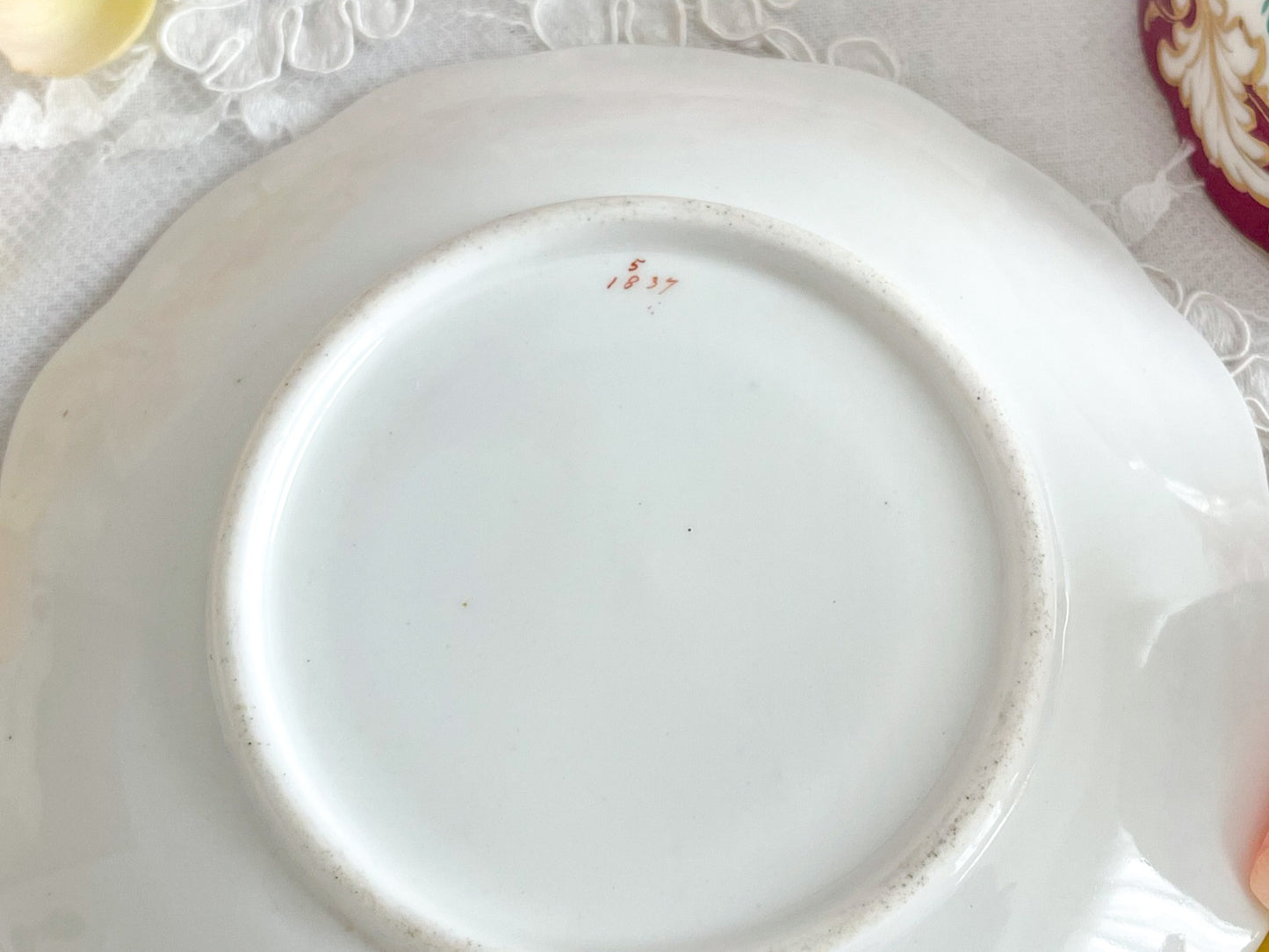 リッジウェイのFoliage Shapeのトゥルートリオ。マルーンカラーにハンドペイントの金彩花文が美しい。Rose Antiquesはコールポートをはじめ英国のアンティーク磁器ご紹介しています。