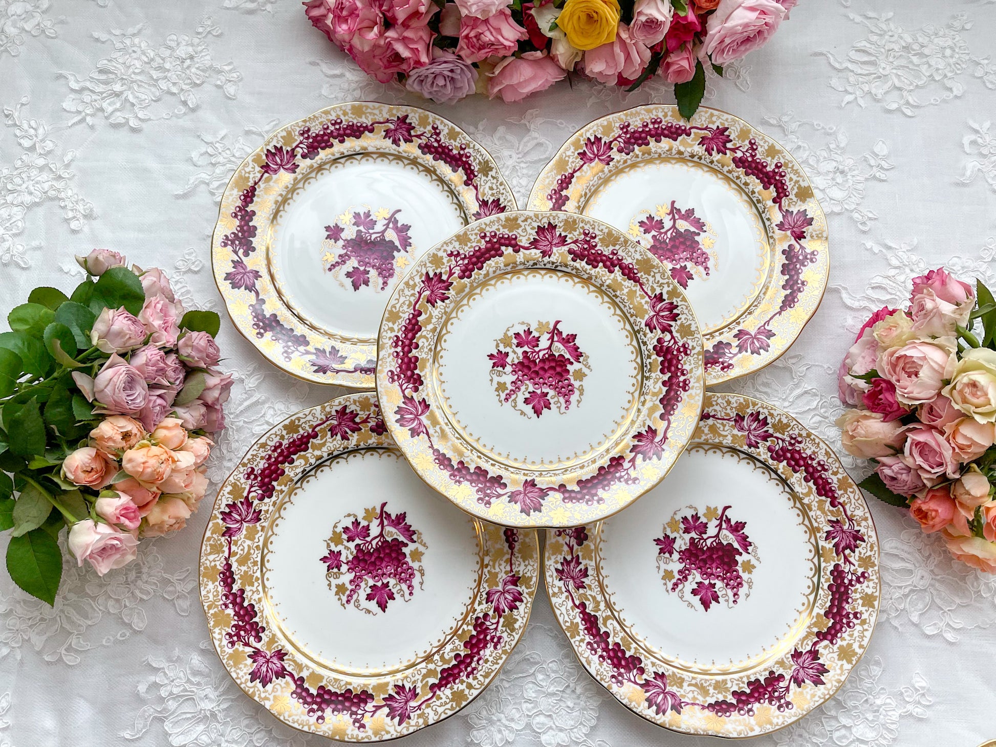 英国アンティーク ハマースレイの葡萄の模様のデザートプレート。秋の実りを感じる華やかなプレートです。