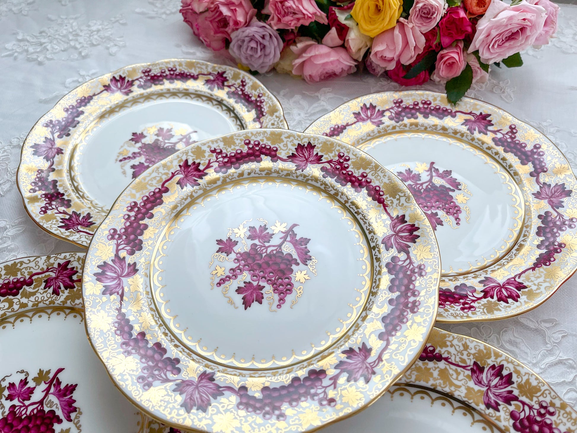 英国アンティーク ハマースレイの葡萄の模様のデザートプレート。秋の実りを感じる華やかなプレートです。