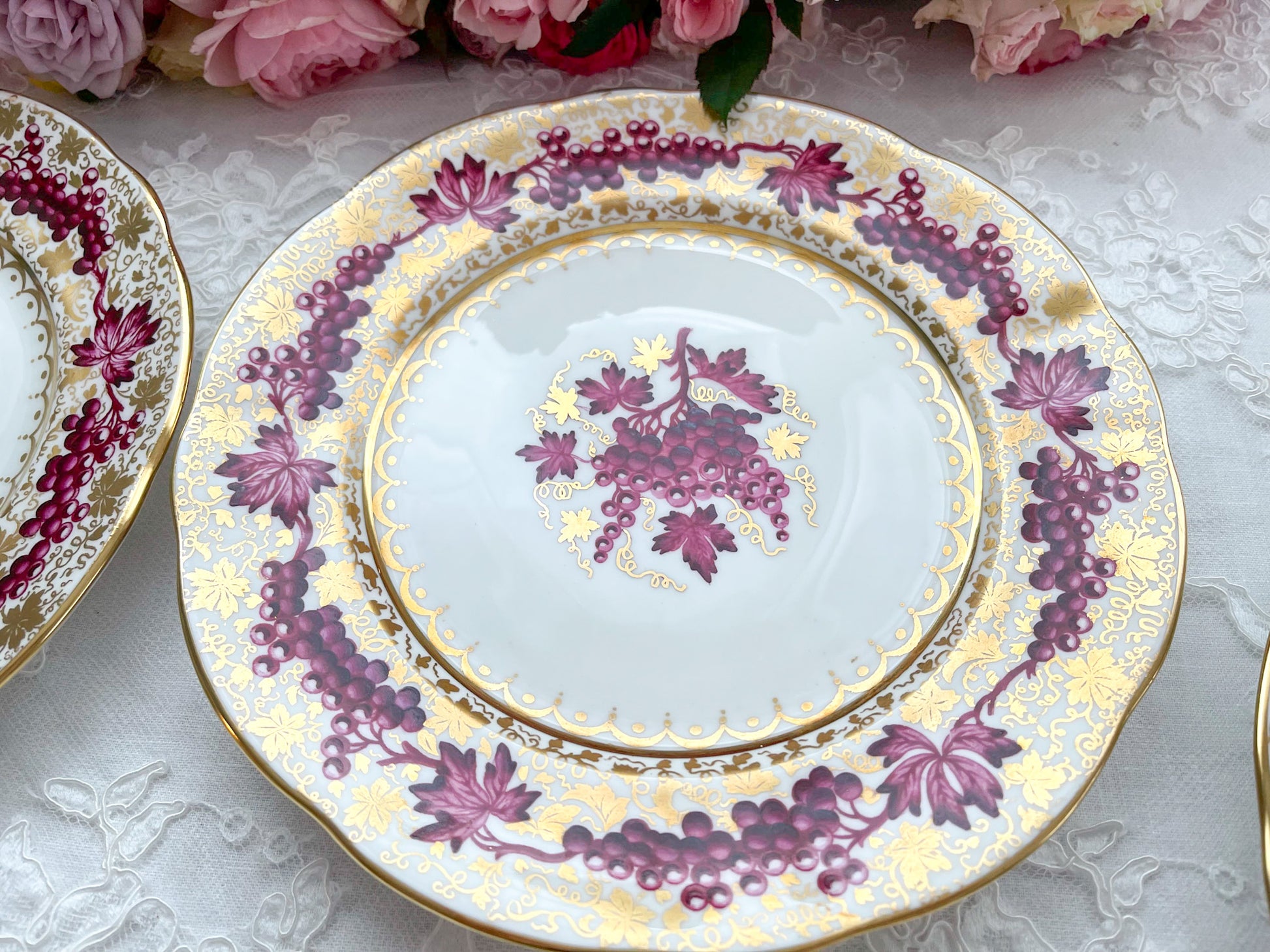 英国アンティーク ハマースレイの葡萄の模様のデザートプレート。秋の実りを感じる華やかなプレートです。