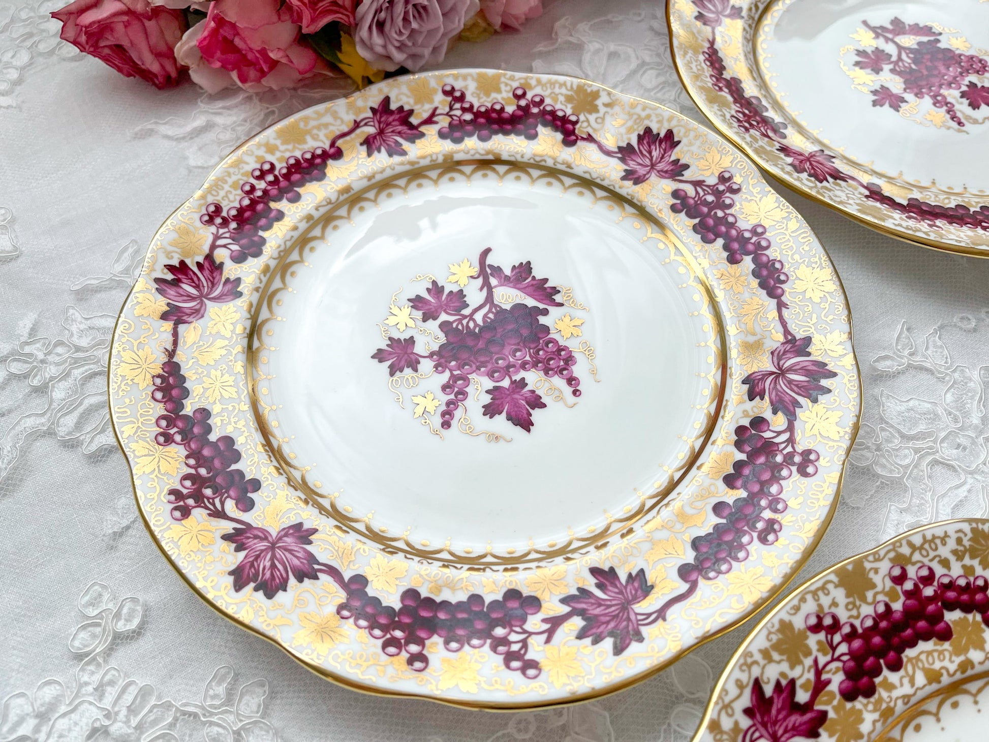 英国アンティーク ハマースレイの葡萄の模様のデザートプレート。秋の実りを感じる華やかなプレートです。