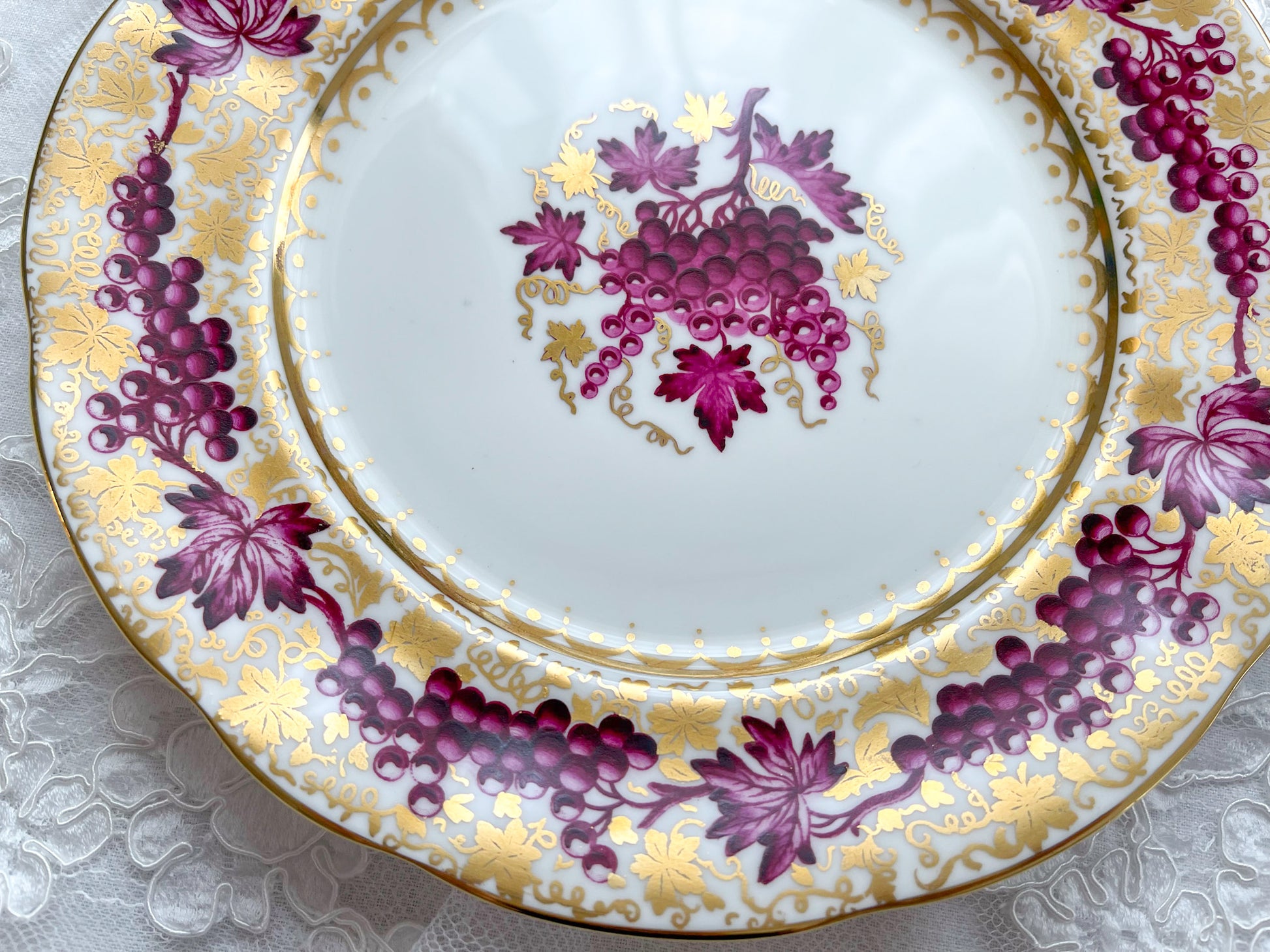 英国アンティーク ハマースレイの葡萄の模様のデザートプレート。秋の実りを感じる華やかなプレートです。