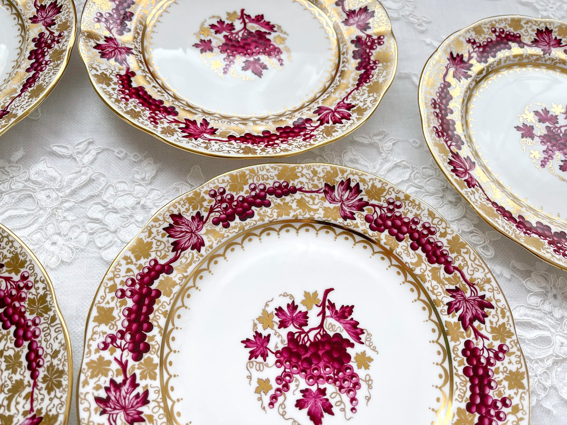 英国アンティーク ハマースレイの葡萄の模様のデザートプレート。秋の実りを感じる華やかなプレートです。