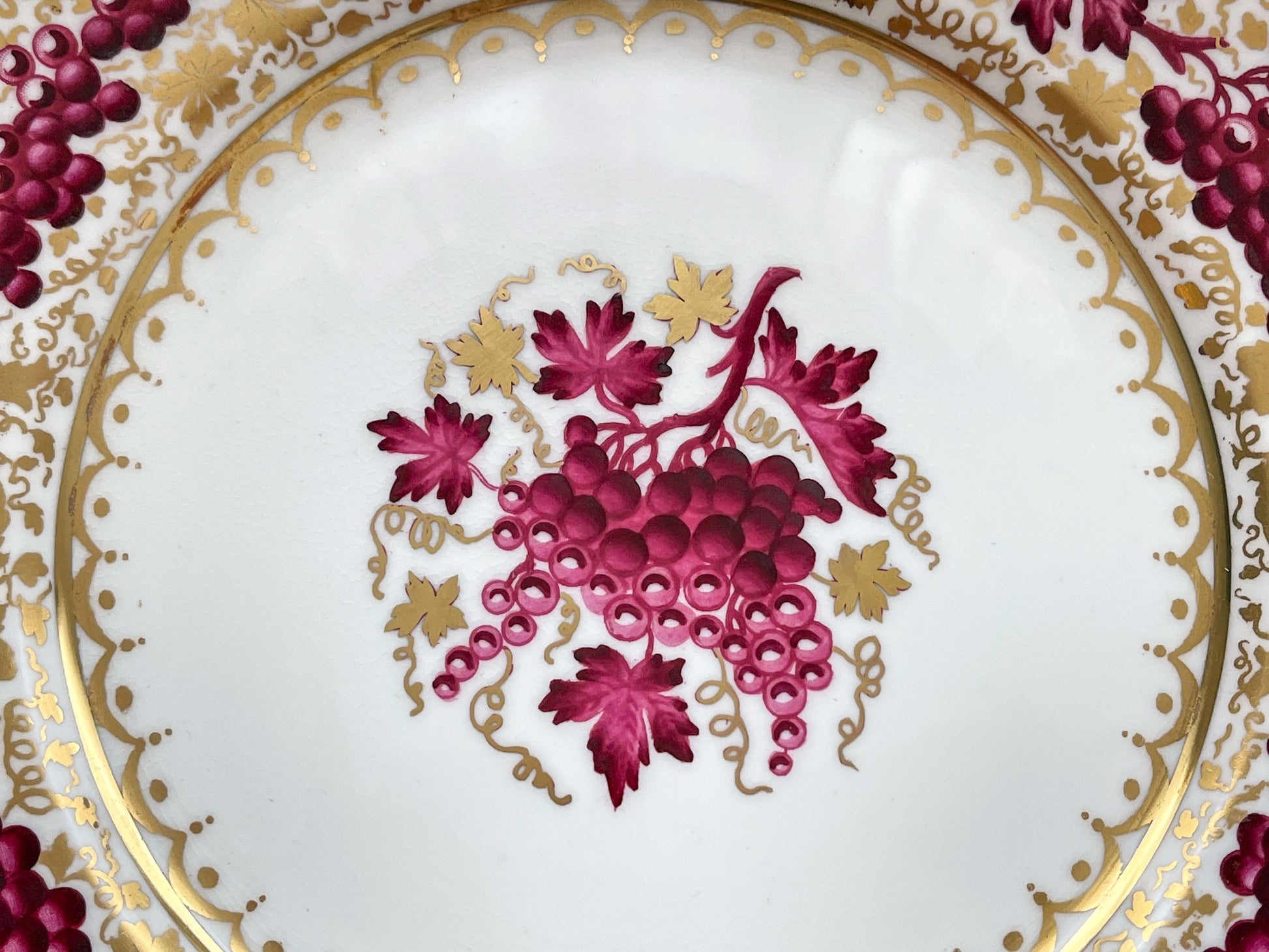 英国アンティーク ハマースレイの葡萄の模様のデザートプレート。秋の実りを感じる華やかなプレートです。