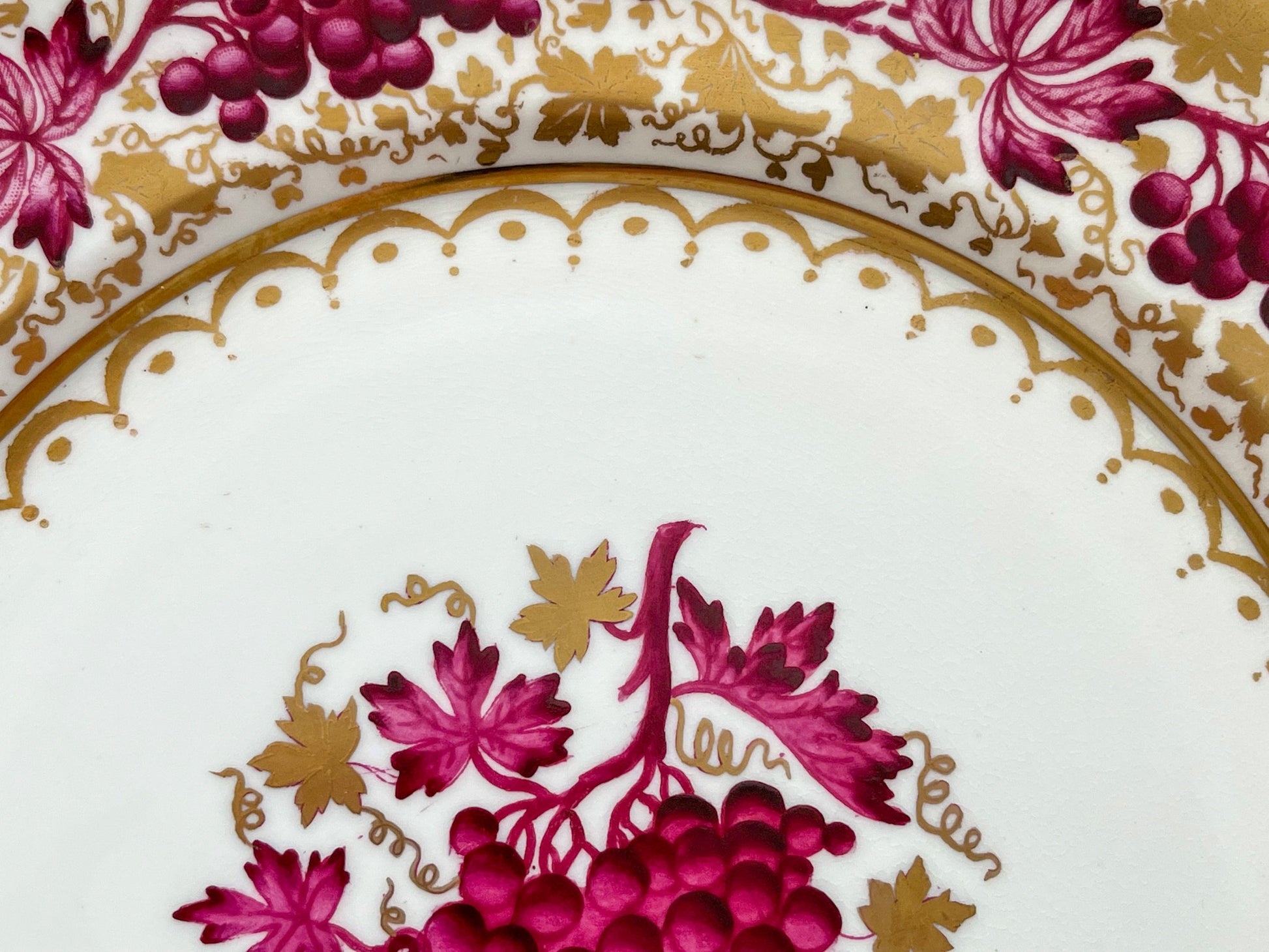 英国アンティーク ハマースレイの葡萄の模様のデザートプレート。秋の実りを感じる華やかなプレートです。