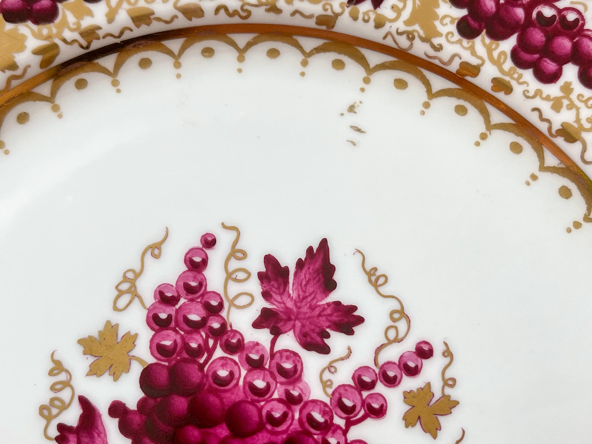 英国アンティーク ハマースレイの葡萄の模様のデザートプレート。秋の実りを感じる華やかなプレートです。