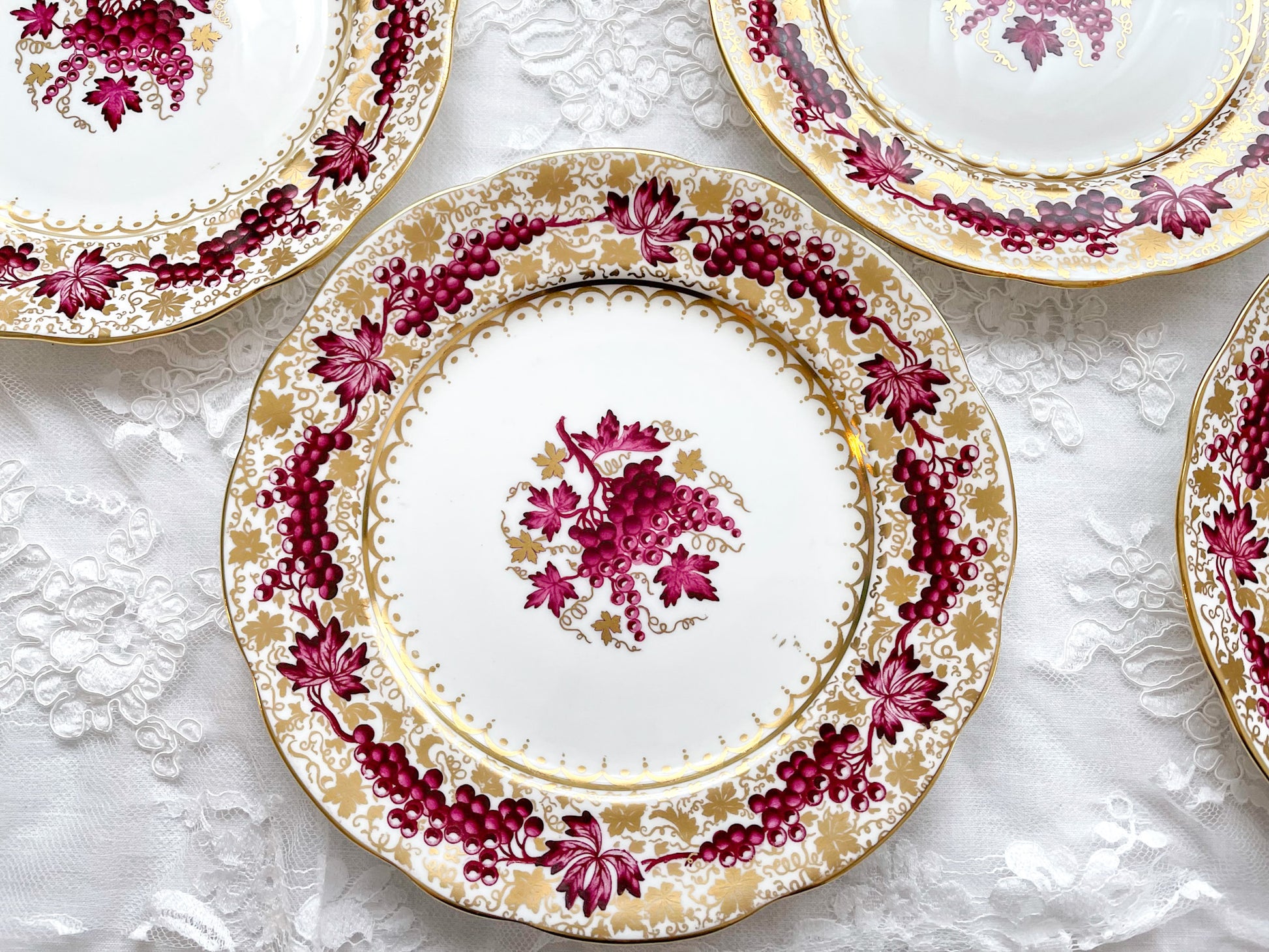 英国アンティーク ハマースレイの葡萄の模様のデザートプレート。秋の実りを感じる華やかなプレートです。