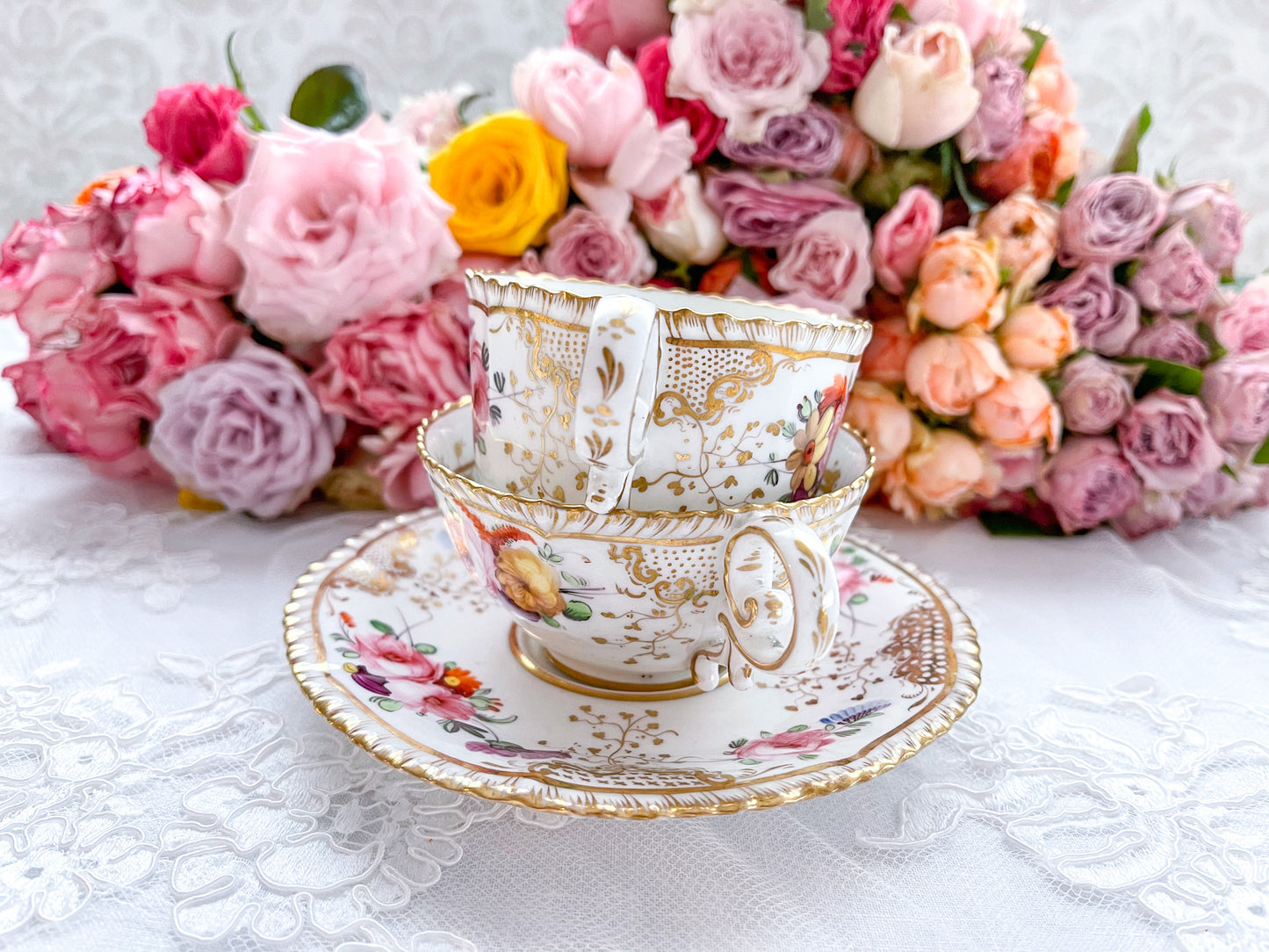Rose Antiquesの英国アンティーク。コールポートのペンブロークシェイプのトゥルートリオ。コーヒーカップ、ティーカップ、ソーサーのセットで手書きで描かれた花々が大変美しいです。