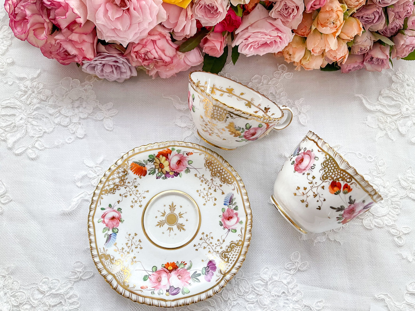 Rose Antiquesの英国アンティーク。コールポートのペンブロークシェイプのトゥルートリオ。コーヒーカップ、ティーカップ、ソーサーのセットで手書きで描かれた花々が大変美しいです。