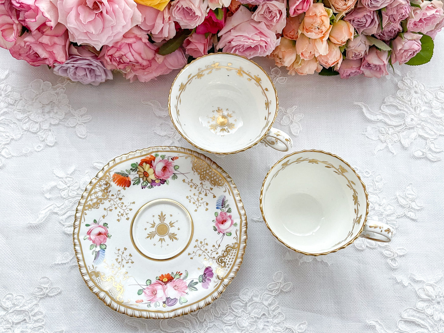 Rose Antiquesの英国アンティーク。コールポートのペンブロークシェイプのトゥルートリオ。コーヒーカップ、ティーカップ、ソーサーのセットで手書きで描かれた花々が大変美しいです。