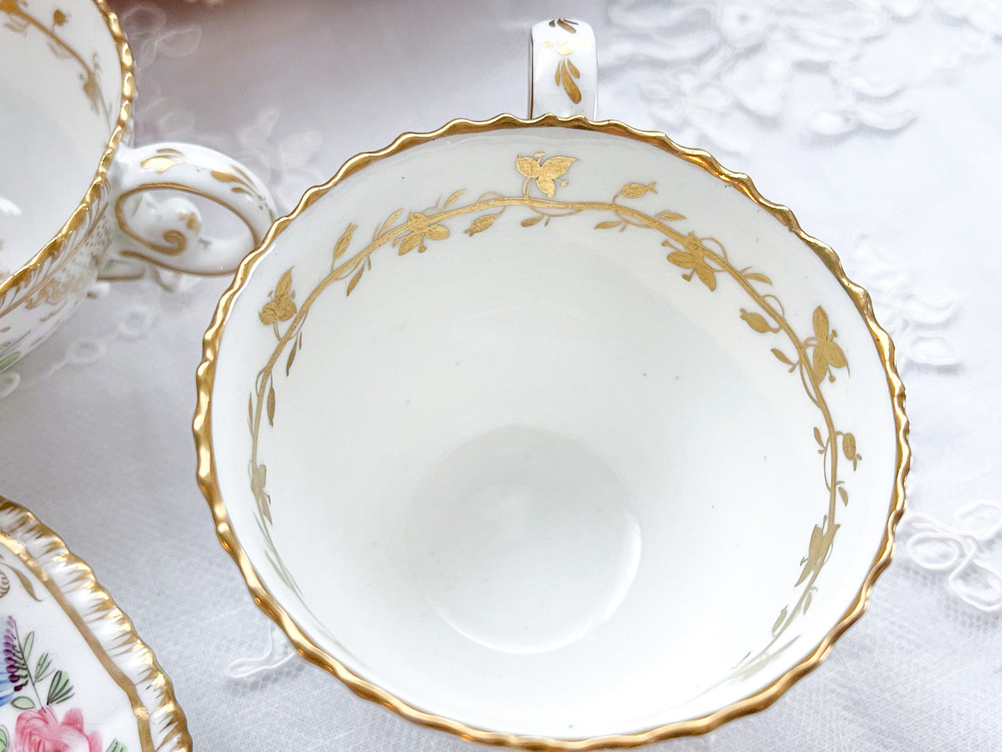 Rose Antiquesの英国アンティーク。コールポートのペンブロークシェイプのトゥルートリオ。コーヒーカップ、ティーカップ、ソーサーのセットで手書きで描かれた花々が大変美しいです。