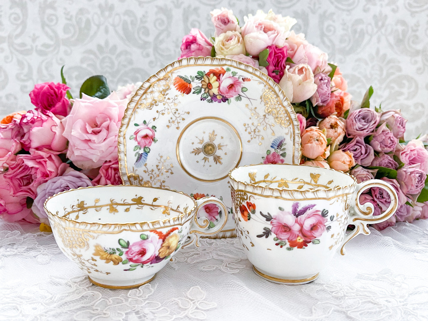 Rose Antiquesの英国アンティーク。コールポートのペンブロークシェイプのトゥルートリオ。コーヒーカップ、ティーカップ、ソーサーのセットで手書きで描かれた花々が大変美しいです。