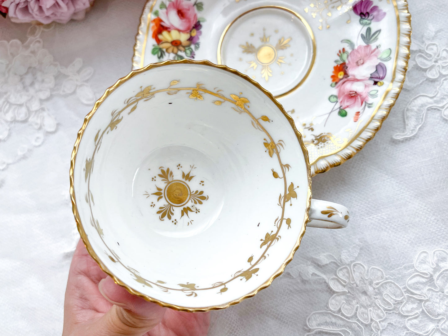 Rose Antiquesの英国アンティーク。コールポートのペンブロークシェイプのトゥルートリオ。コーヒーカップ、ティーカップ、ソーサーのセットで手書きで描かれた花々が大変美しいです。
