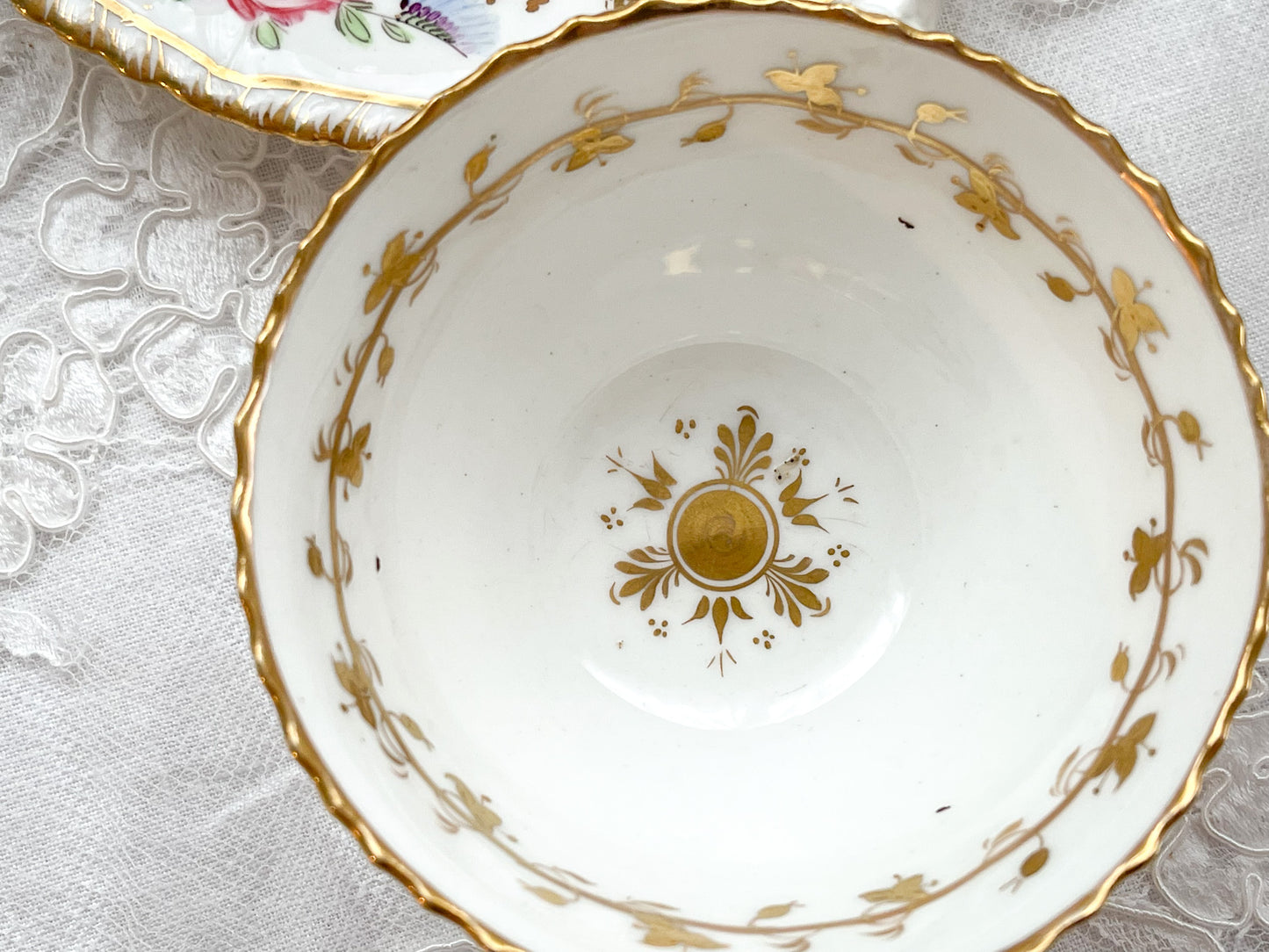 Rose Antiquesの英国アンティーク。コールポートのペンブロークシェイプのトゥルートリオ。コーヒーカップ、ティーカップ、ソーサーのセットで手書きで描かれた花々が大変美しいです。