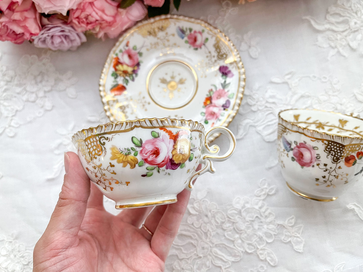Rose Antiquesの英国アンティーク。コールポートのペンブロークシェイプのトゥルートリオ。コーヒーカップ、ティーカップ、ソーサーのセットで手書きで描かれた花々が大変美しいです。