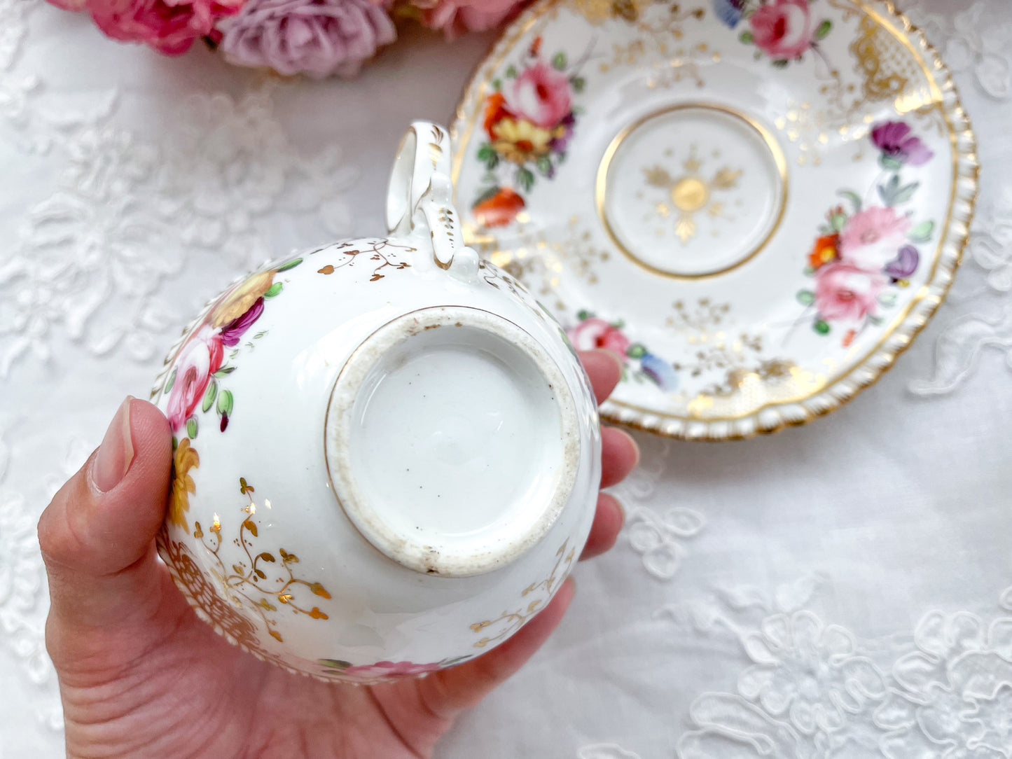 Rose Antiquesの英国アンティーク。コールポートのペンブロークシェイプのトゥルートリオ。コーヒーカップ、ティーカップ、ソーサーのセットで手書きで描かれた花々が大変美しいです。