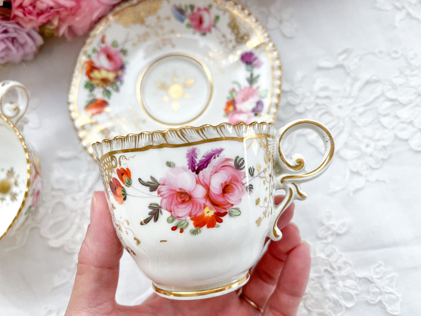Rose Antiquesの英国アンティーク。コールポートのペンブロークシェイプのトゥルートリオ。コーヒーカップ、ティーカップ、ソーサーのセットで手書きで描かれた花々が大変美しいです。