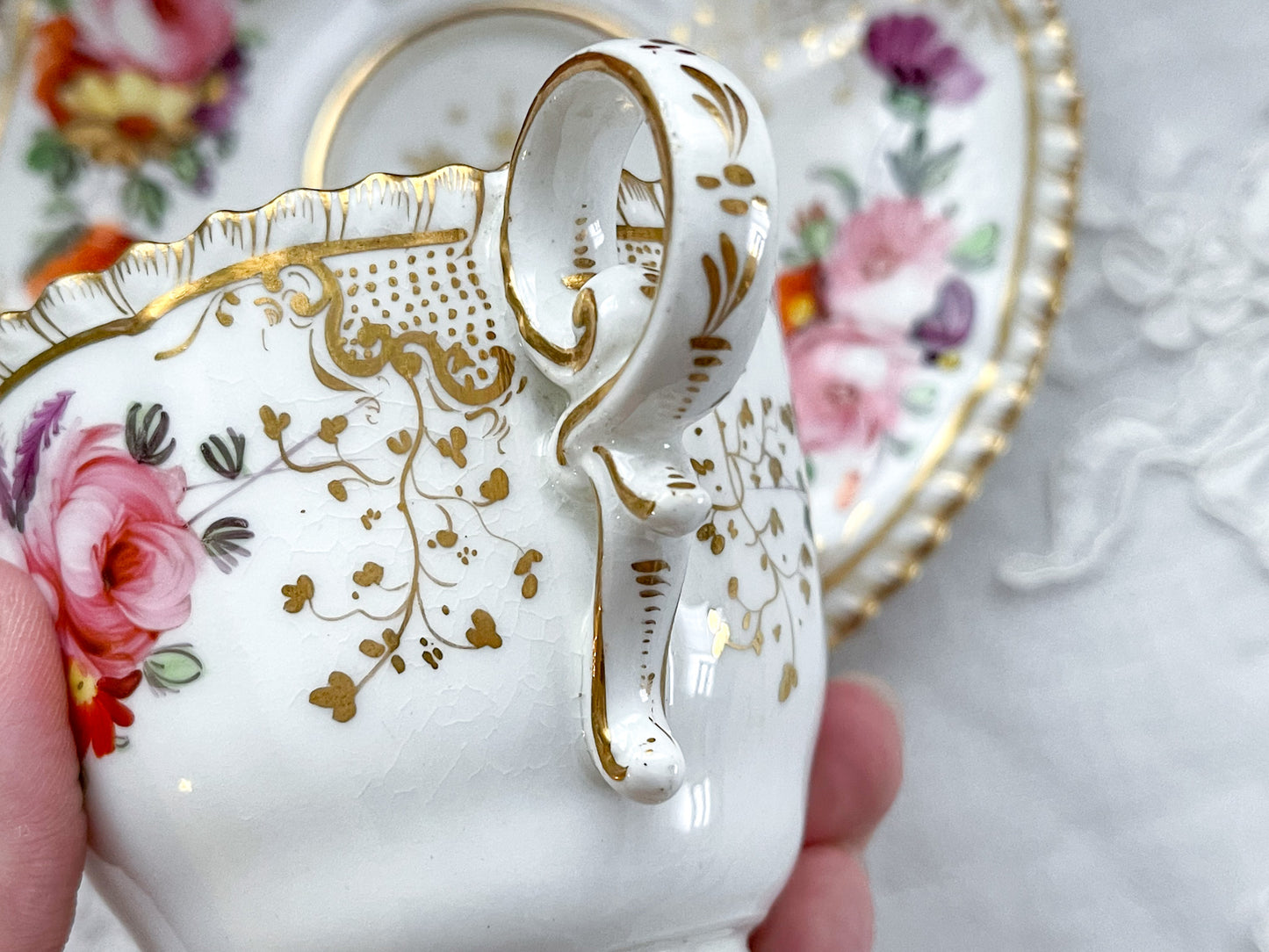 Rose Antiquesの英国アンティーク。コールポートのペンブロークシェイプのトゥルートリオ。コーヒーカップ、ティーカップ、ソーサーのセットで手書きで描かれた花々が大変美しいです。