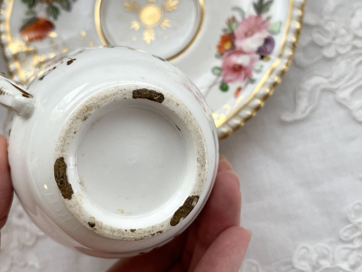 Rose Antiquesの英国アンティーク。コールポートのペンブロークシェイプのトゥルートリオ。コーヒーカップ、ティーカップ、ソーサーのセットで手書きで描かれた花々が大変美しいです。