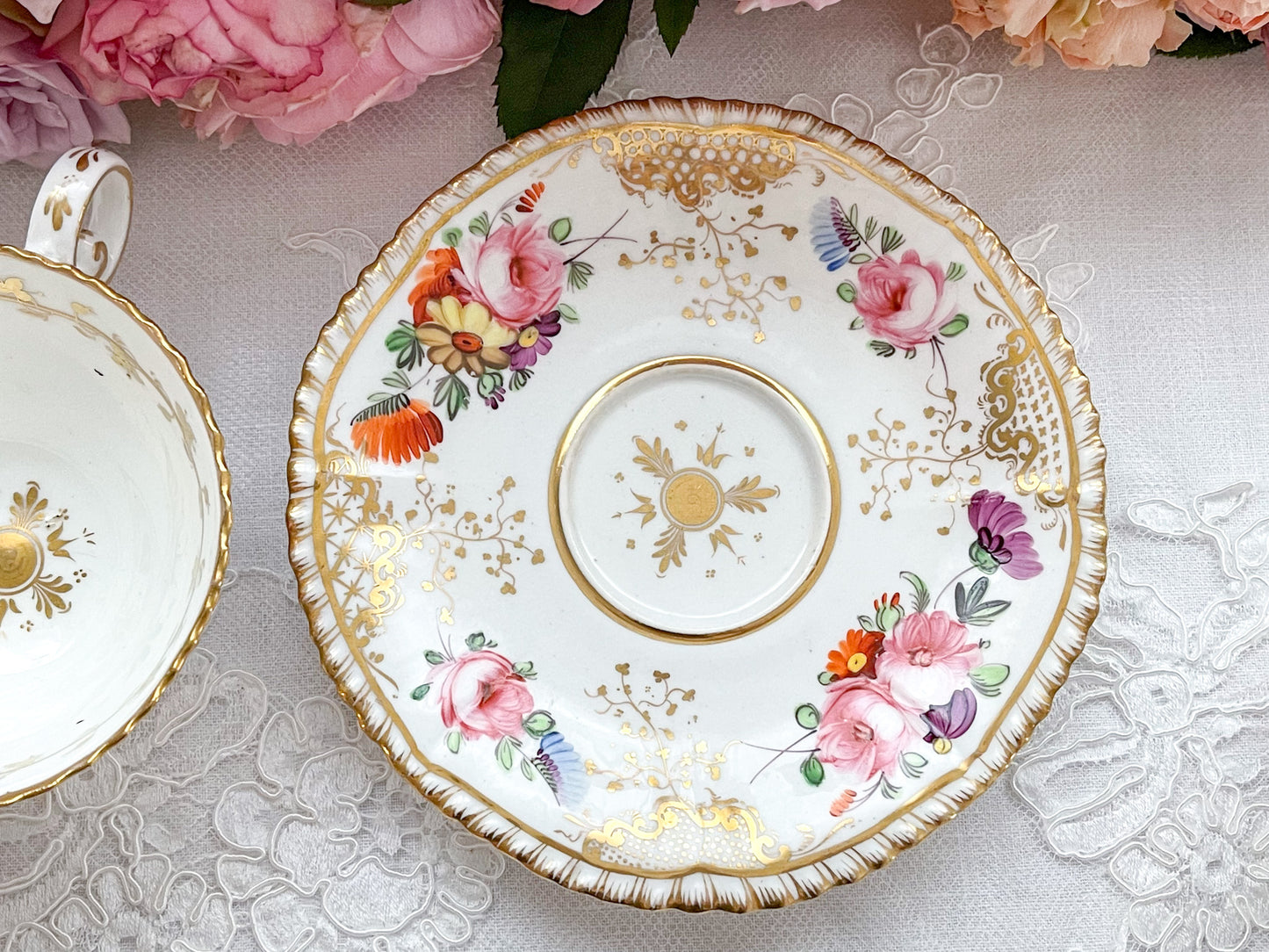 Rose Antiquesの英国アンティーク。コールポートのペンブロークシェイプのトゥルートリオ。コーヒーカップ、ティーカップ、ソーサーのセットで手書きで描かれた花々が大変美しいです。