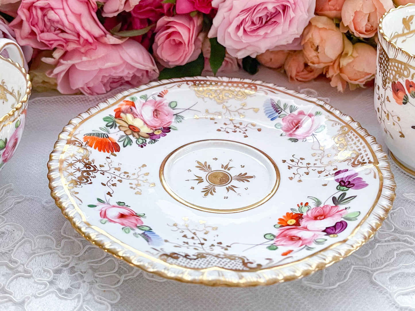 Rose Antiquesの英国アンティーク。コールポートのペンブロークシェイプのトゥルートリオ。コーヒーカップ、ティーカップ、ソーサーのセットで手書きで描かれた花々が大変美しいです。
