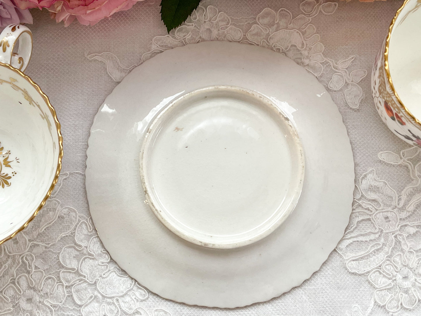 Rose Antiquesの英国アンティーク。コールポートのペンブロークシェイプのトゥルートリオ。コーヒーカップ、ティーカップ、ソーサーのセットで手書きで描かれた花々が大変美しいです。