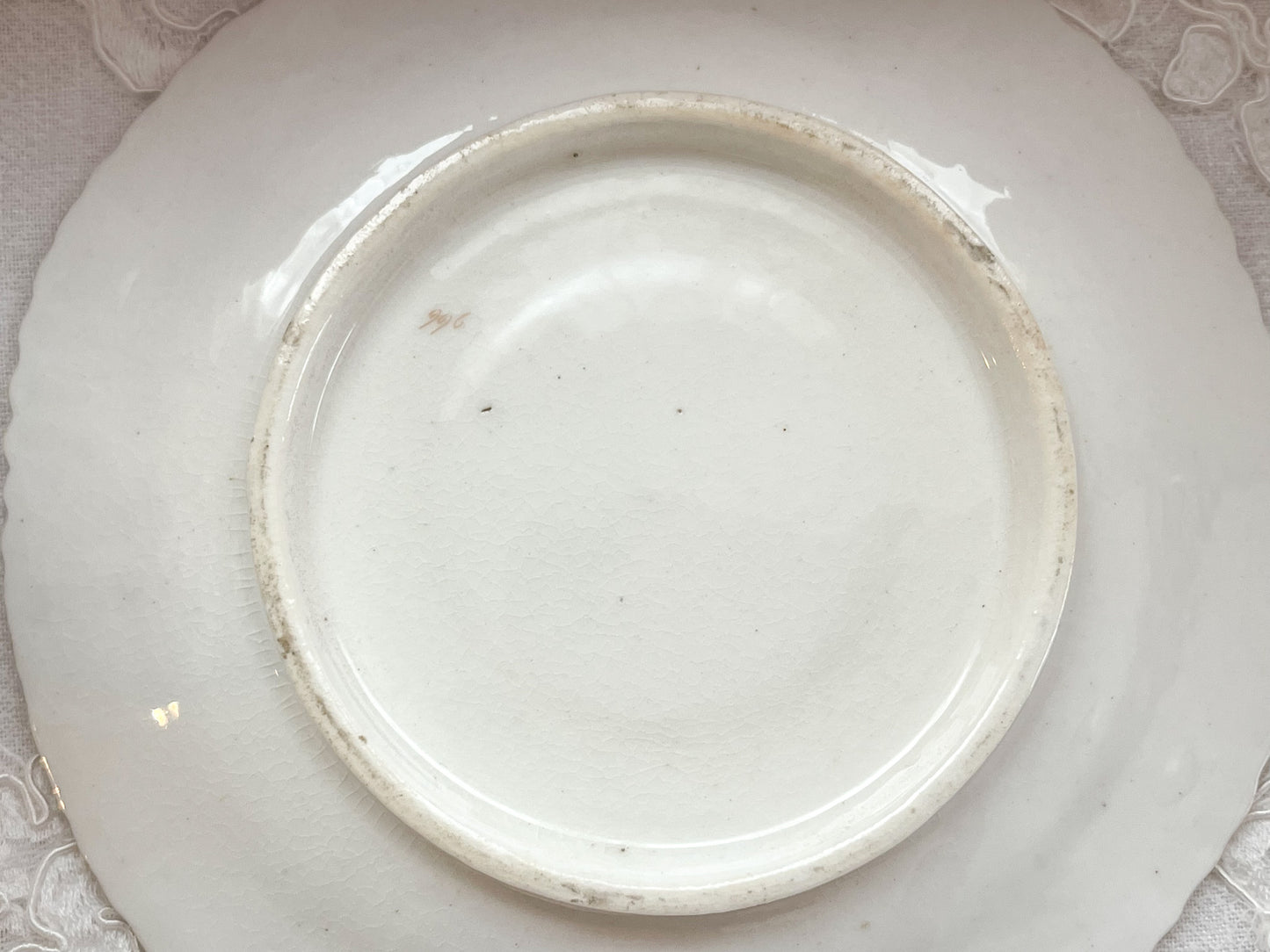 Rose Antiquesの英国アンティーク。コールポートのペンブロークシェイプのトゥルートリオ。コーヒーカップ、ティーカップ、ソーサーのセットで手書きで描かれた花々が大変美しいです。
