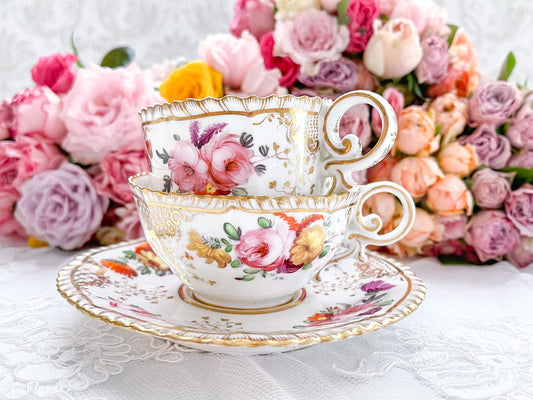 Rose Antiquesの英国アンティーク。コールポートのペンブロークシェイプのトゥルートリオ。コーヒーカップ、ティーカップ、ソーサーのセットで手書きで描かれた花々が大変美しいです。