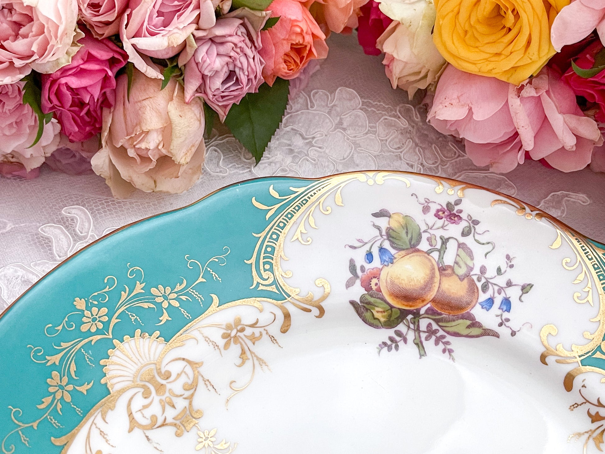 コールポートのフルーツ柄ディナープレート。ターコイズブルーの色みがとても美しいです。大きめのサイズなのでワンプレート皿として、サーピング皿としてもお使いいただきやすいです。Rose Antiquesは英国アンティーク、ヴィンテージ磁器をご紹介しています。