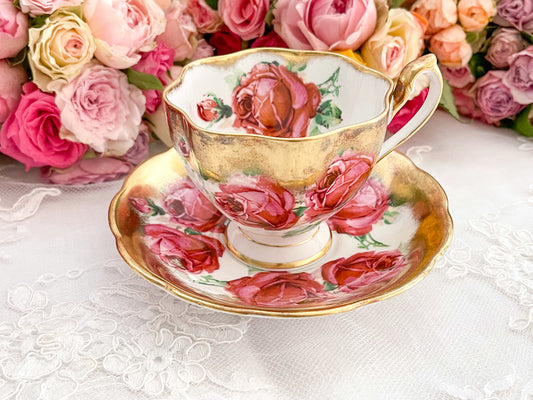 クイーンアンの大輪のバラと豪華な金彩のティーカップ&ソーサーです。とても豪華なアイテムでテーブルが華やかになります。Rose Antiquesはコールポートをはじめ英国アンティーク磁器、ヴィンテージ磁器をご紹介しています。