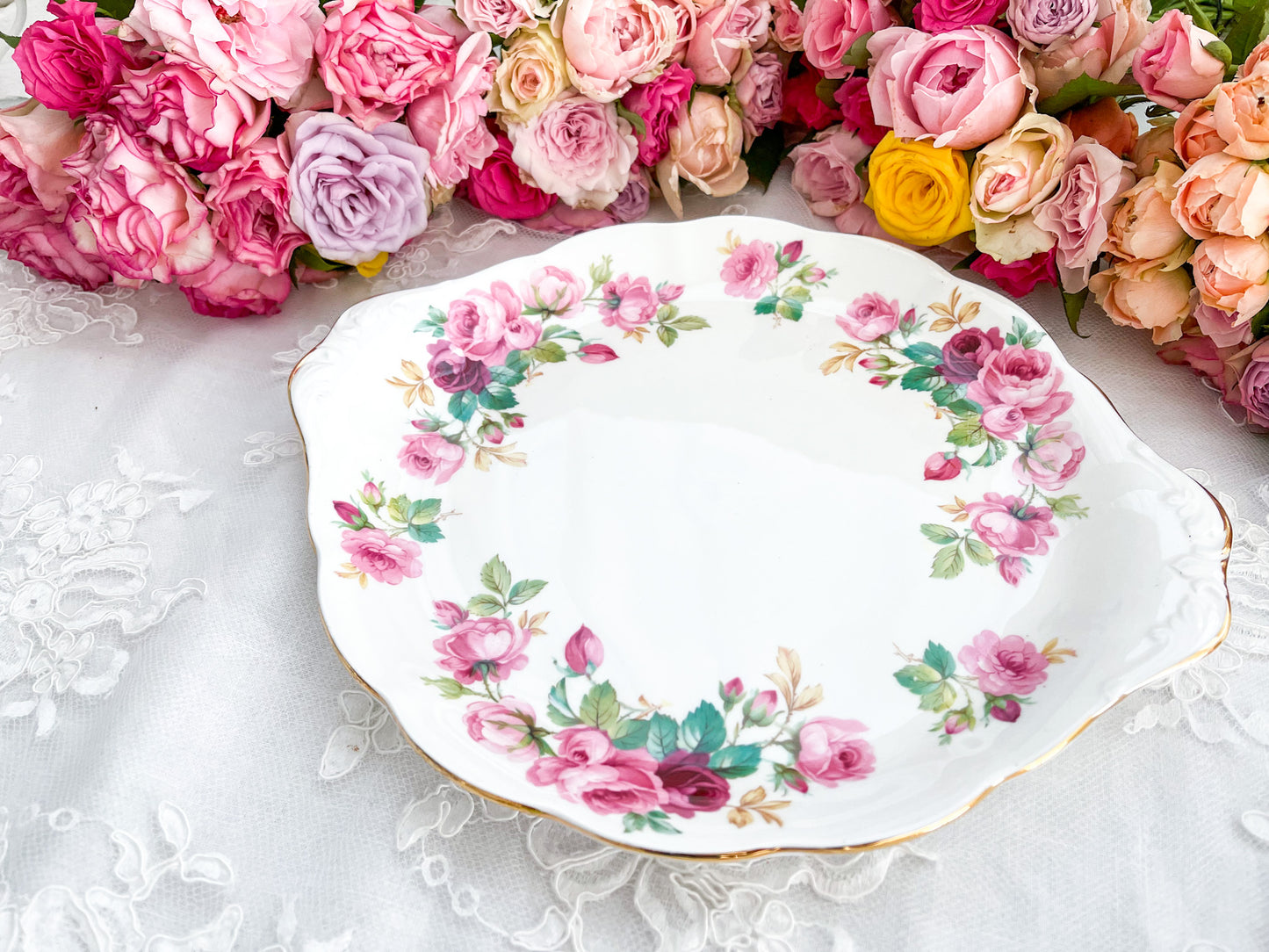 ロイヤルアルバート プリンセスアンのサンドイッチプレート。Rose Antiquesはコールポートをはじめ英国アンティーク磁器をご紹介しています。