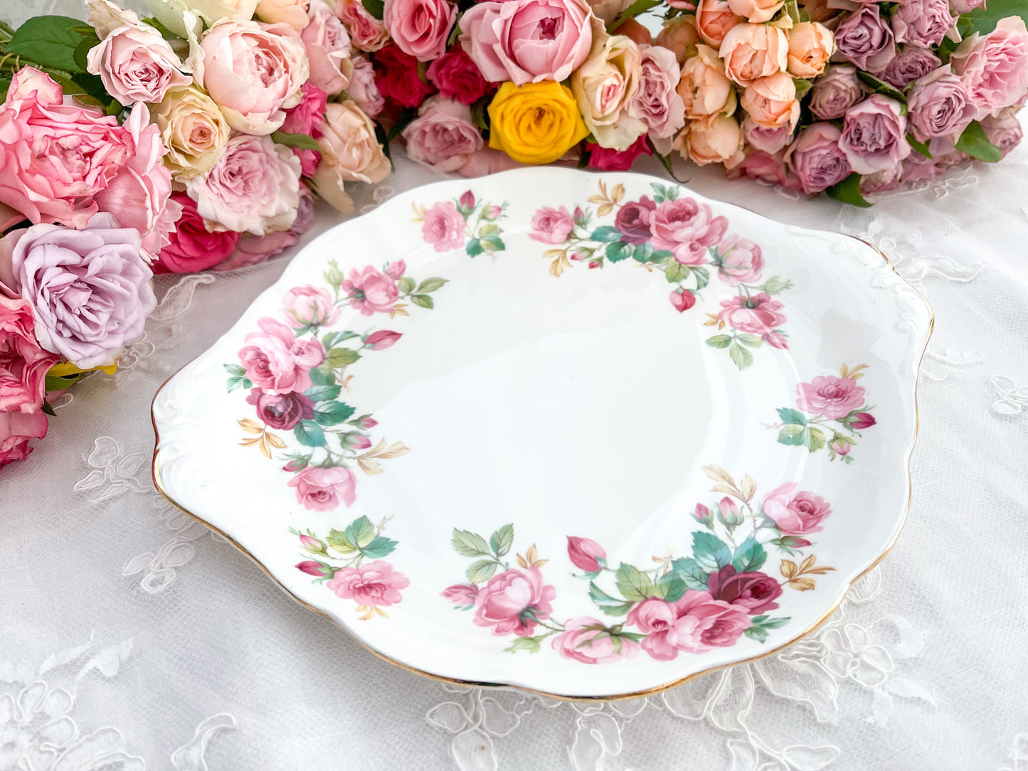 ロイヤルアルバート プリンセスアンのサンドイッチプレート。Rose Antiquesはコールポートをはじめ英国アンティーク磁器をご紹介しています。