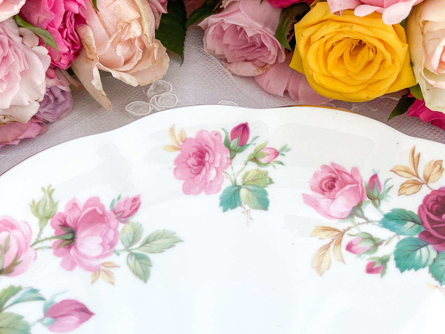 ロイヤルアルバート プリンセスアンのサンドイッチプレート。Rose Antiquesはコールポートをはじめ英国アンティーク磁器をご紹介しています。