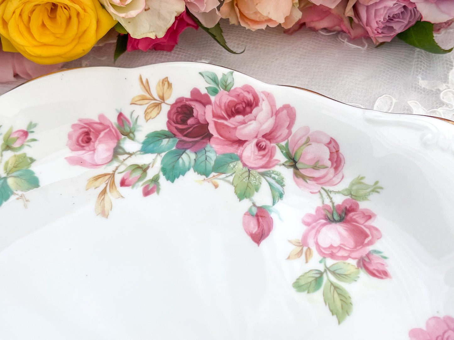 ロイヤルアルバート プリンセスアンのサンドイッチプレート。Rose Antiquesはコールポートをはじめ英国アンティーク磁器をご紹介しています。