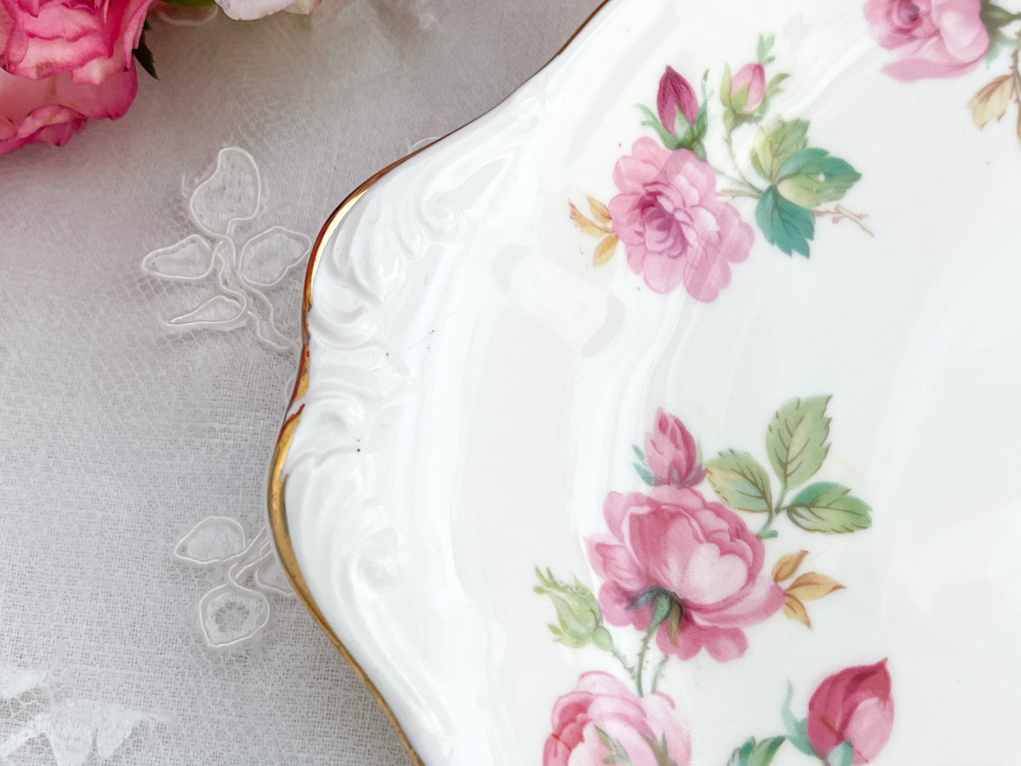 ロイヤルアルバート プリンセスアンのサンドイッチプレート。Rose Antiquesはコールポートをはじめ英国アンティーク磁器をご紹介しています。