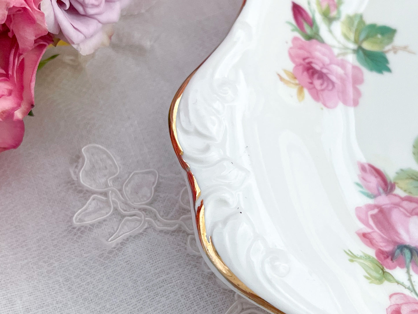 ロイヤルアルバート プリンセスアンのサンドイッチプレート。Rose Antiquesはコールポートをはじめ英国アンティーク磁器をご紹介しています。