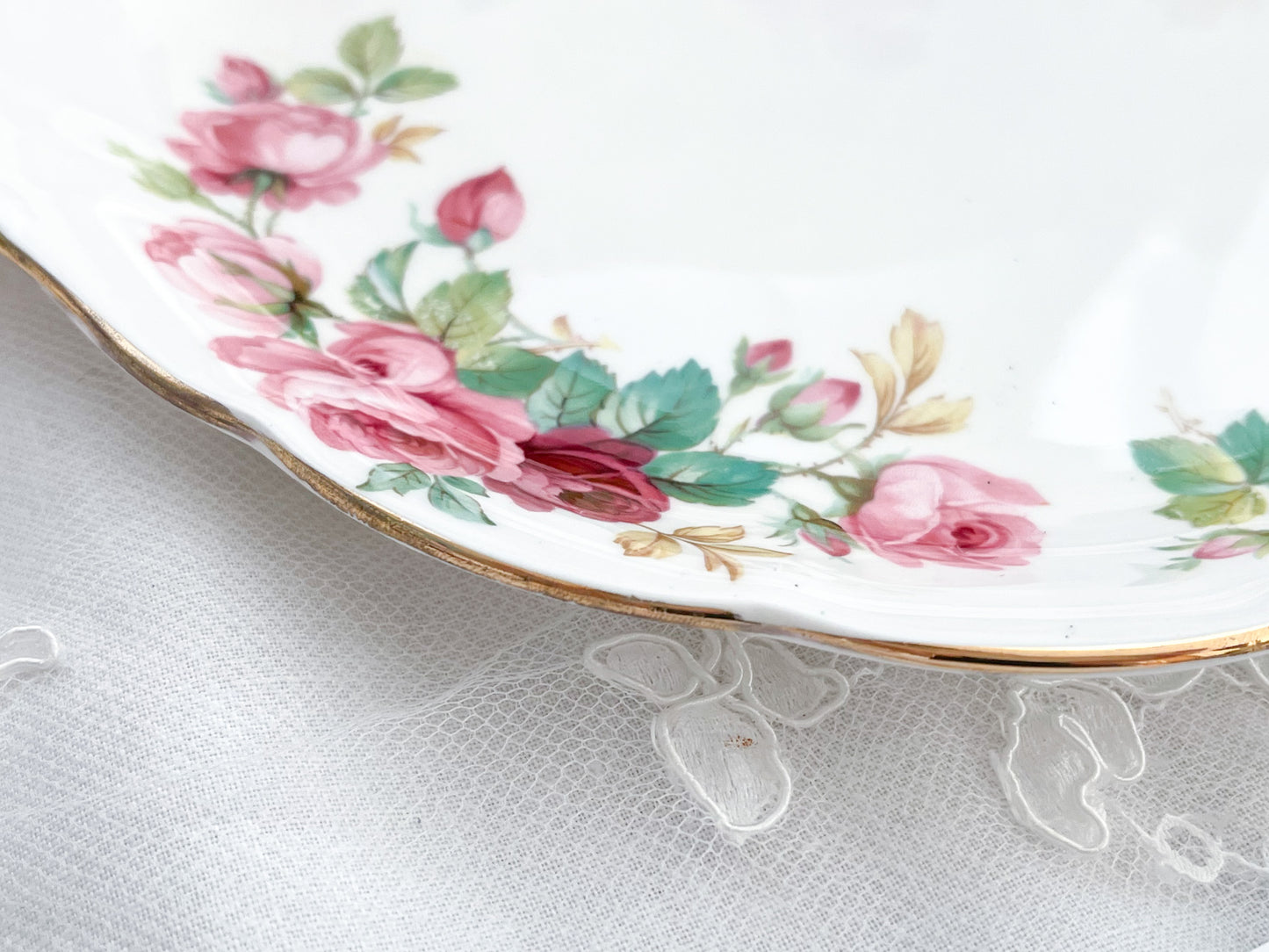 ロイヤルアルバート プリンセスアンのサンドイッチプレート。Rose Antiquesはコールポートをはじめ英国アンティーク磁器をご紹介しています。