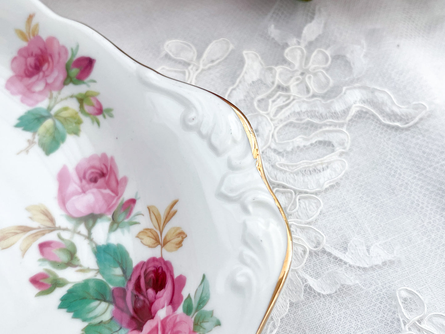 ロイヤルアルバート プリンセスアンのサンドイッチプレート。Rose Antiquesはコールポートをはじめ英国アンティーク磁器をご紹介しています。