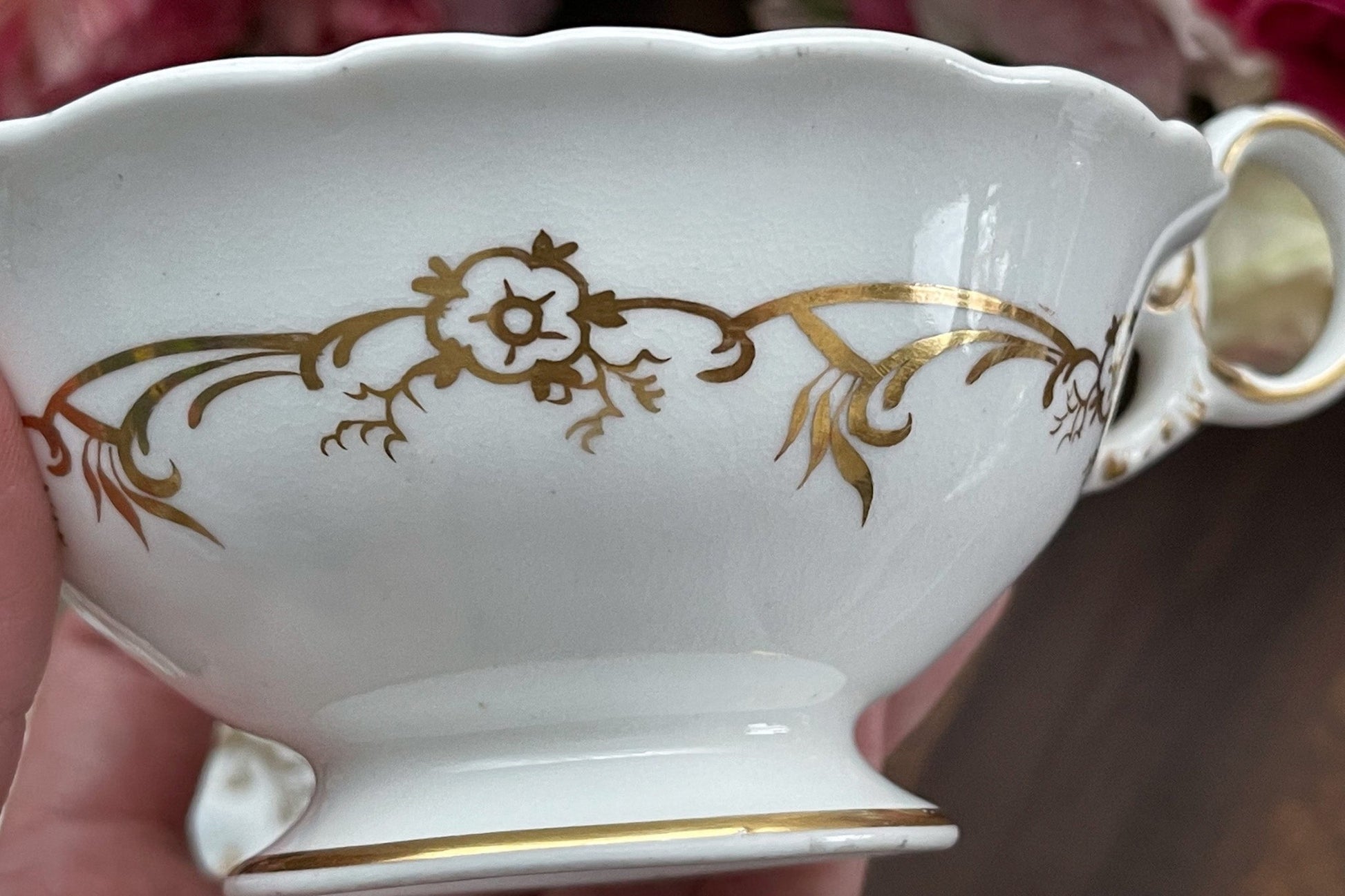 コールポート、アデレードシェイプのカップ&ソーサー。ロココリバイバルの優雅なシェイプと風景画が描かれた美しいカップ&ソーサーです。