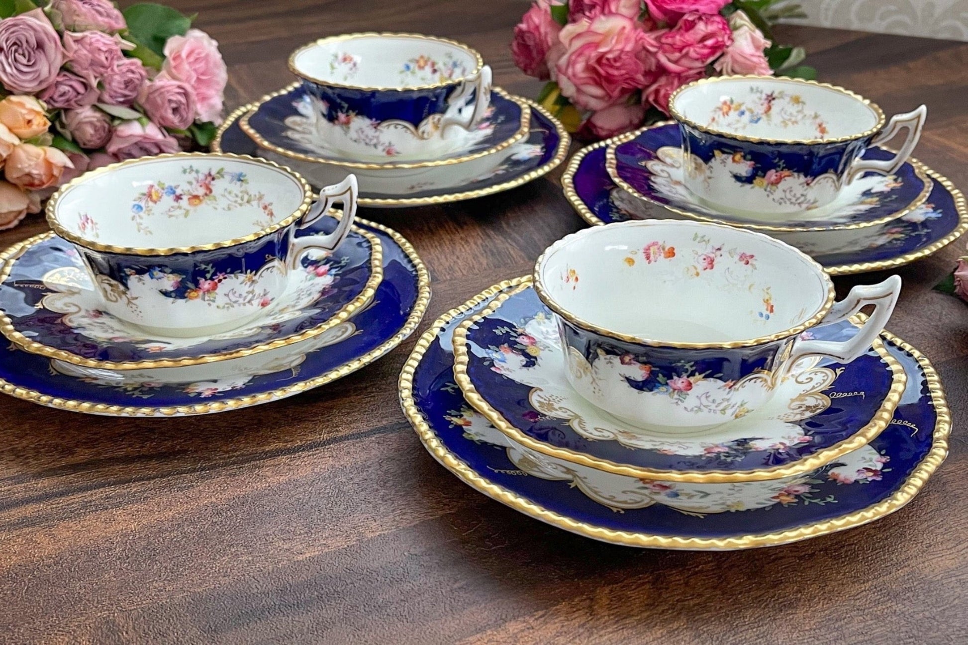 コールポート コバルトブルーのティートリオ。Rose Antiquesはコールポートをはじめ英国アンティーク磁器をご紹介します。