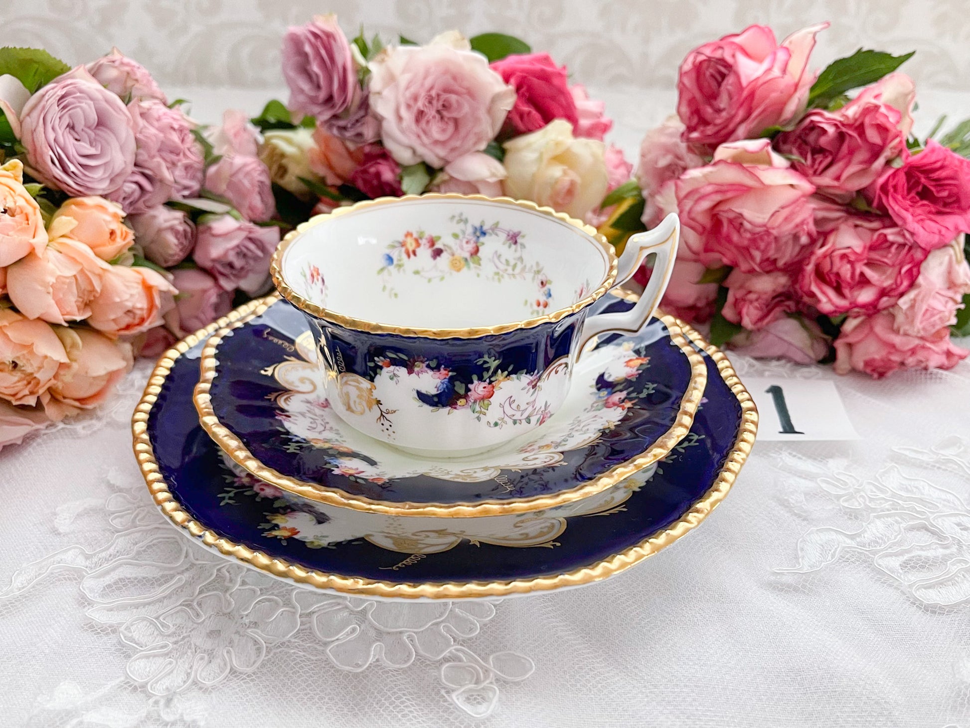 コールポート コバルトブルーのティートリオ。Rose Antiquesはコールポートをはじめ英国アンティーク磁器をご紹介します。