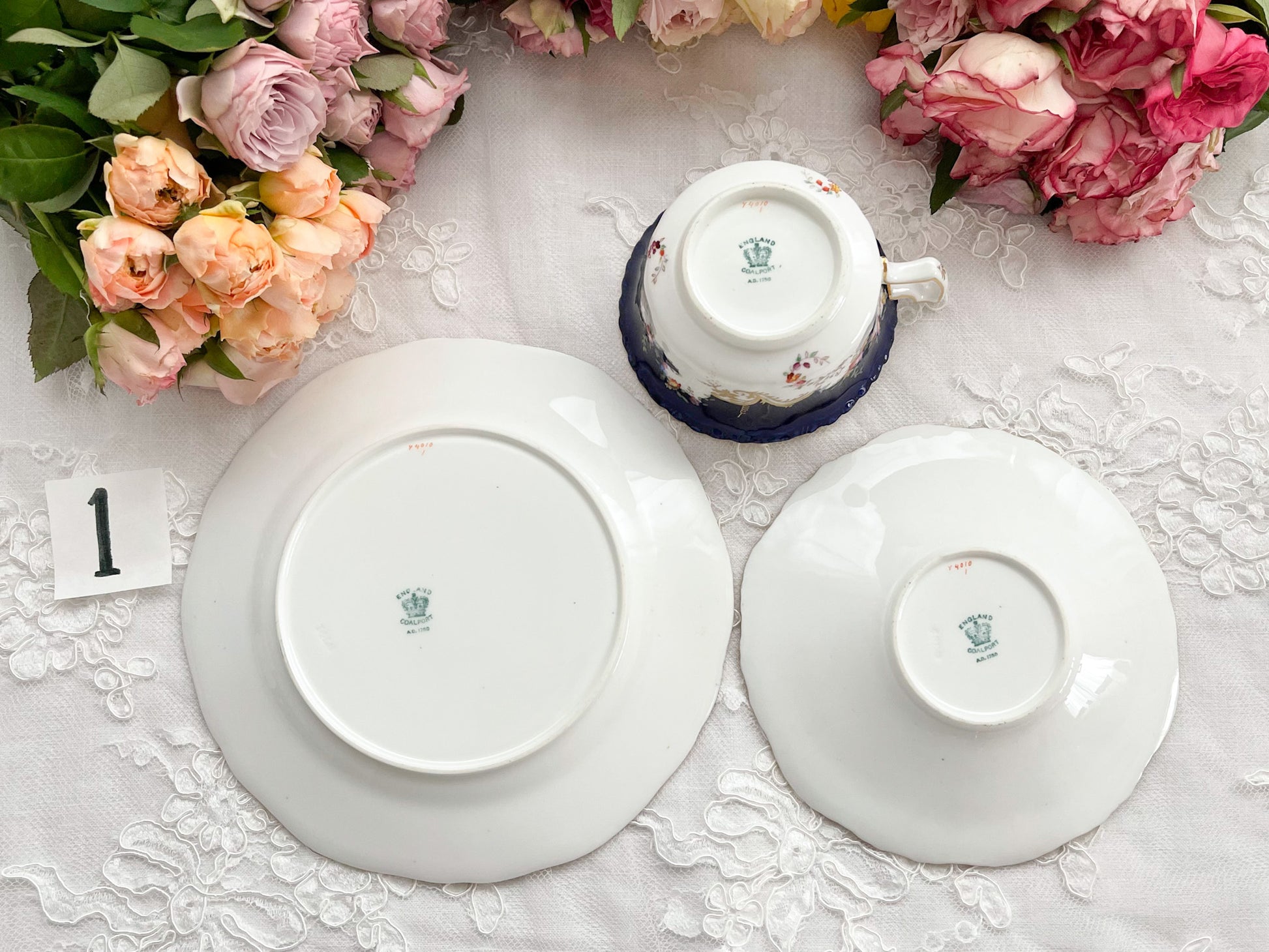 コールポート コバルトブルーのティートリオ。Rose Antiquesはコールポートをはじめ英国アンティーク磁器をご紹介します。