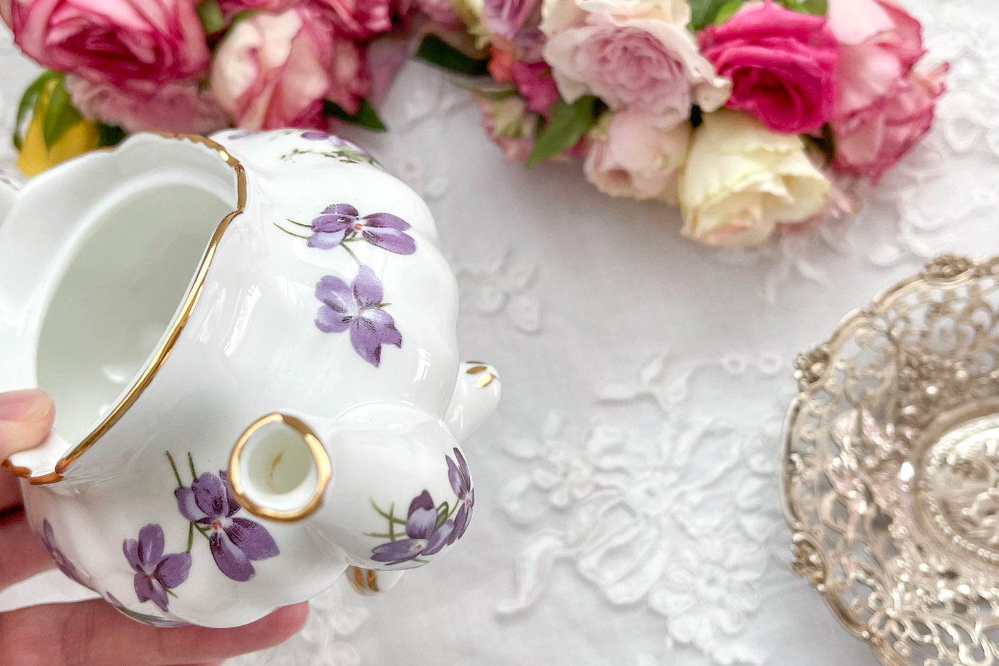 英国ヴィンテージ、ハマースレイの人気シリーズヴィクトリアンバイオレットシリーズの貴重なティーポット。Rose Antiquesはコールポートをはじめ、英国アンティーク磁器を中心にご紹介しています。