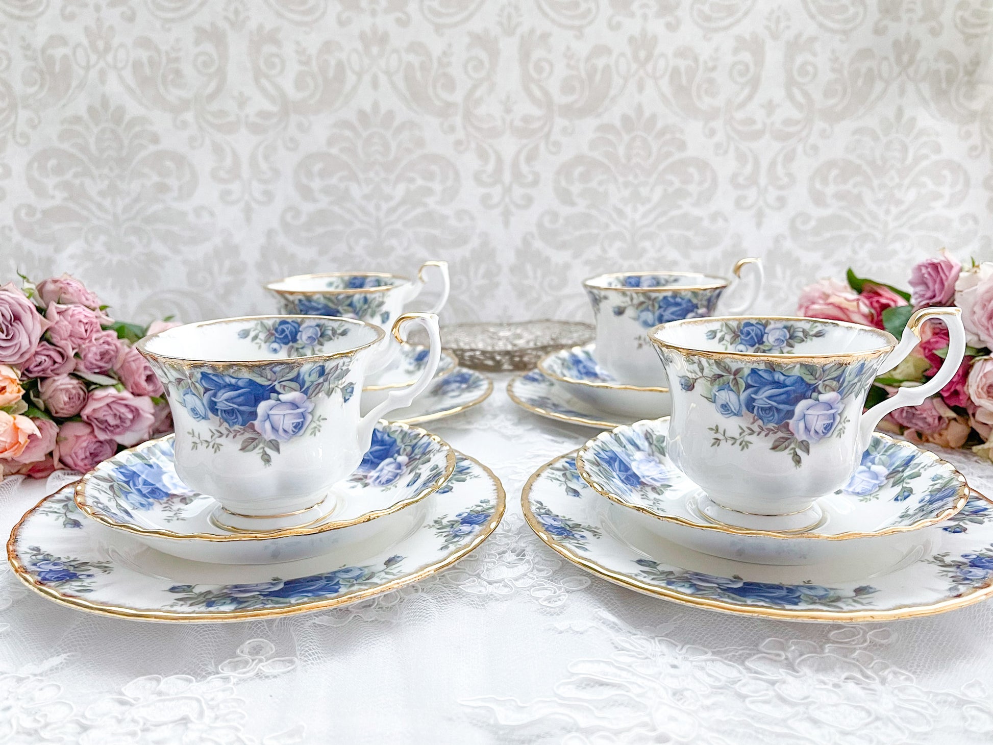 ロイヤルアルバートのムーンライトローズのティートリオ。オールドカントリーローズの特別コレクションで貴重です。Rose Antiquesはコールポートをはじめ英国アンティーク、ヴィテージ磁器をご紹介しています。