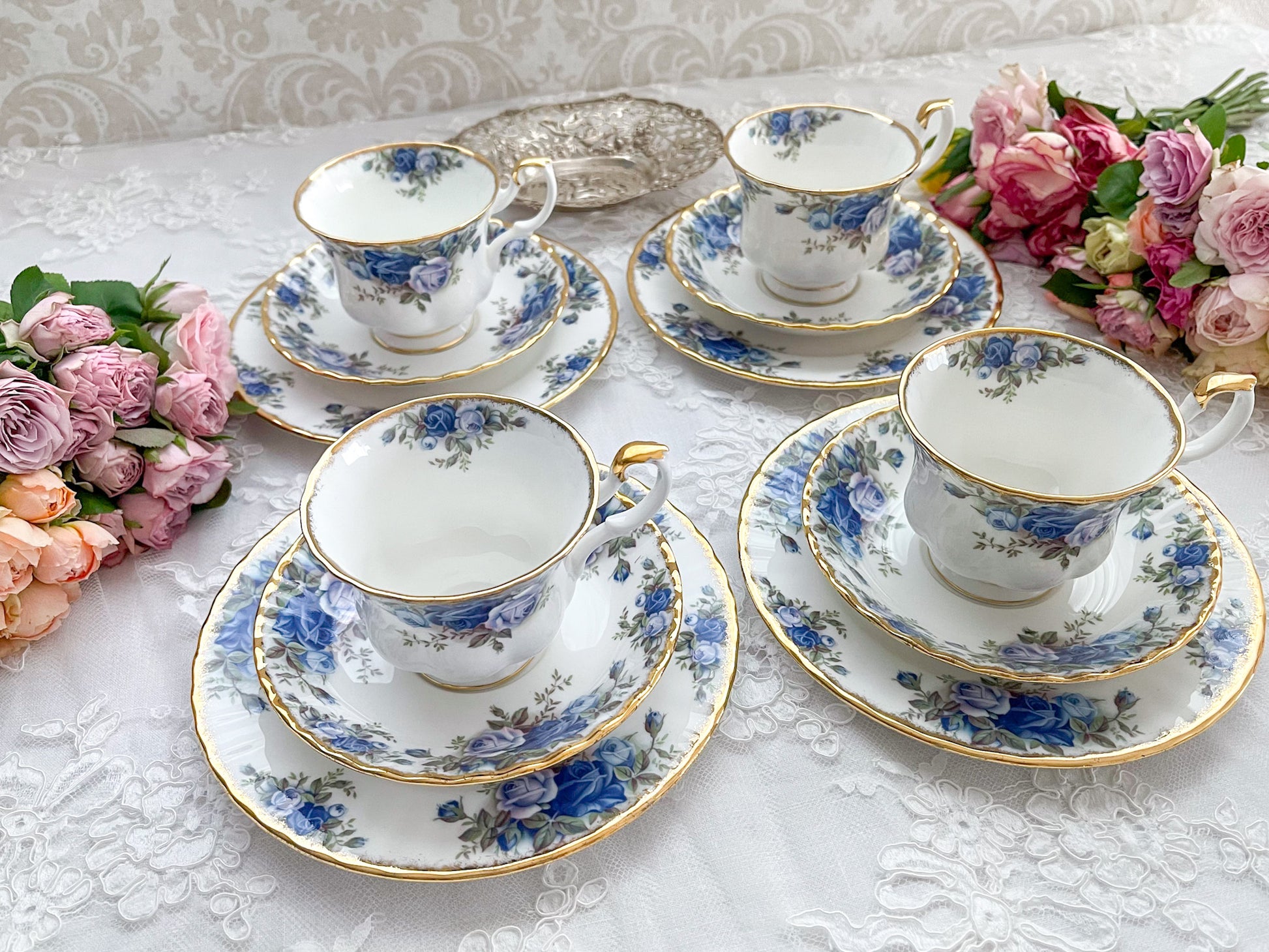 ロイヤルアルバートのムーンライトローズのティートリオ。オールドカントリーローズの特別コレクションで貴重です。Rose Antiquesはコールポートをはじめ英国アンティーク、ヴィテージ磁器をご紹介しています。