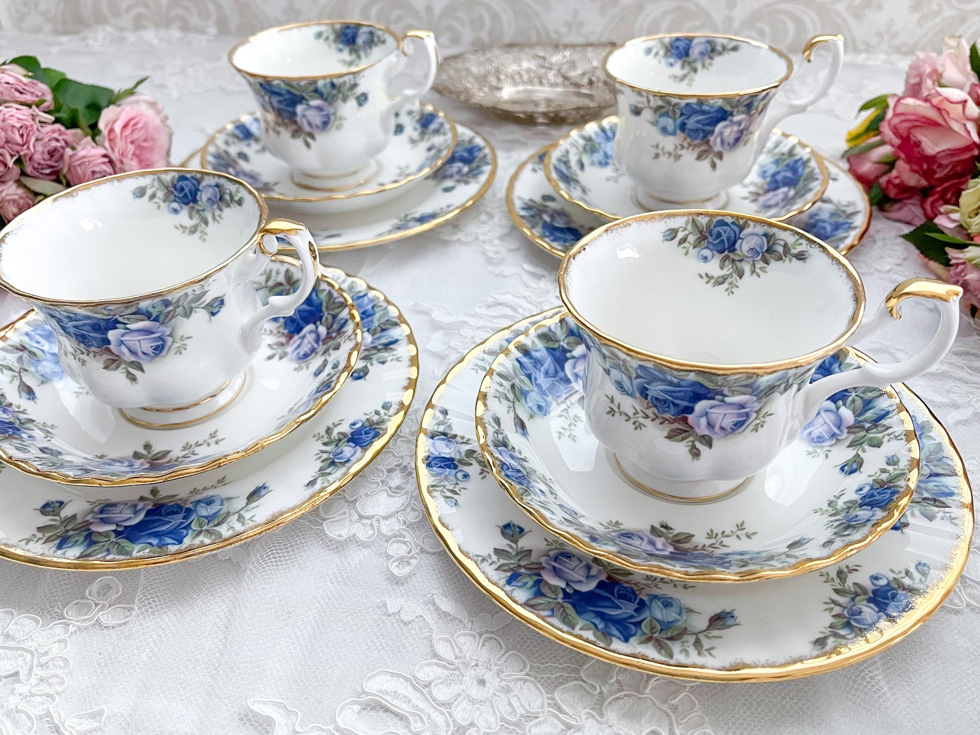 ロイヤルアルバートのムーンライトローズのティートリオ。オールドカントリーローズの特別コレクションで貴重です。Rose Antiquesはコールポートをはじめ英国アンティーク、ヴィテージ磁器をご紹介しています。